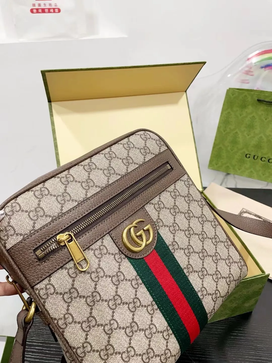 👑💰P150配礼盒🎁 GUCCI酷奇ophidia斜挎包. GG男包来咯～ 随着时间成长，老花也是经久耐看且永不过时的元素 这款包包造型小巧，依旧是复古的调性，方方正正的包型很好搭配衣服，可斜挎可作为手拿包，日常休闲和商务场合都可以驾驭，撞包率也很低，包身整体也很轻便，简约低调有质感尺寸：23*7*25cm