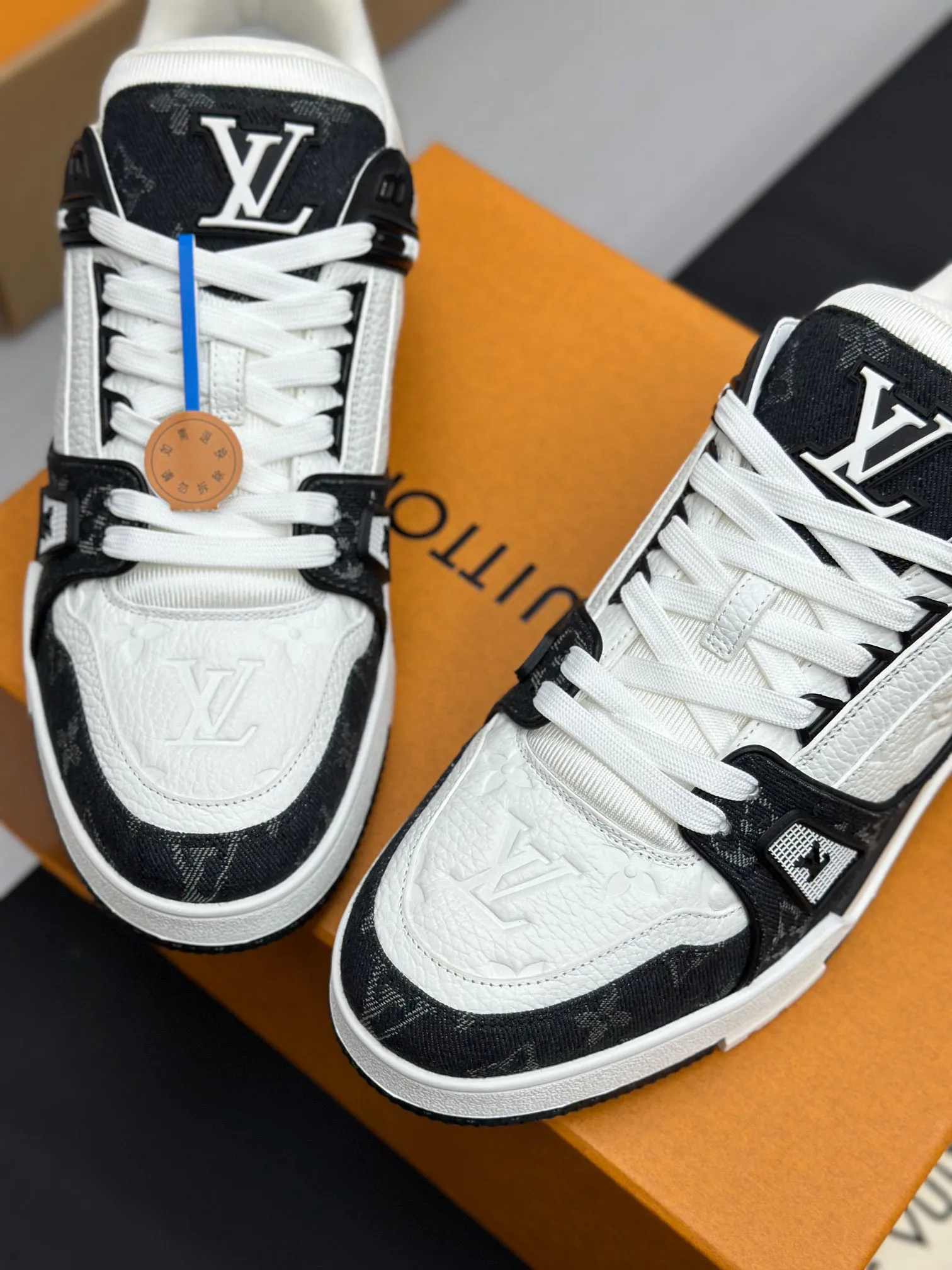 广版高版本P280 🔥🔥🔥芯片感应✅ 驴家LV Trainer 原版完美楦型 大厂出产 品控胜过市面百分之95 TPU大底材料。独家底磨 开发费2w+ 质感媲美原版 密集度超高 区别于同行色泽质感 意大利进口头层一刀切小牛皮 皮料厚实度韧性高于市面 原版垫脚聚米微料加透气英伦网布 都是按打造开发 不偷半点料 不掺半点假 细节原版一致✅可对比 全包套原版包装配件 目前市面一梯队级别 ⚠️市场太杂请注意混卖版本 可区别材料 版型 质感 包装配件 一切肉眼可见的细节。 女码：35-40，男码：38-45（38.45-47定做）