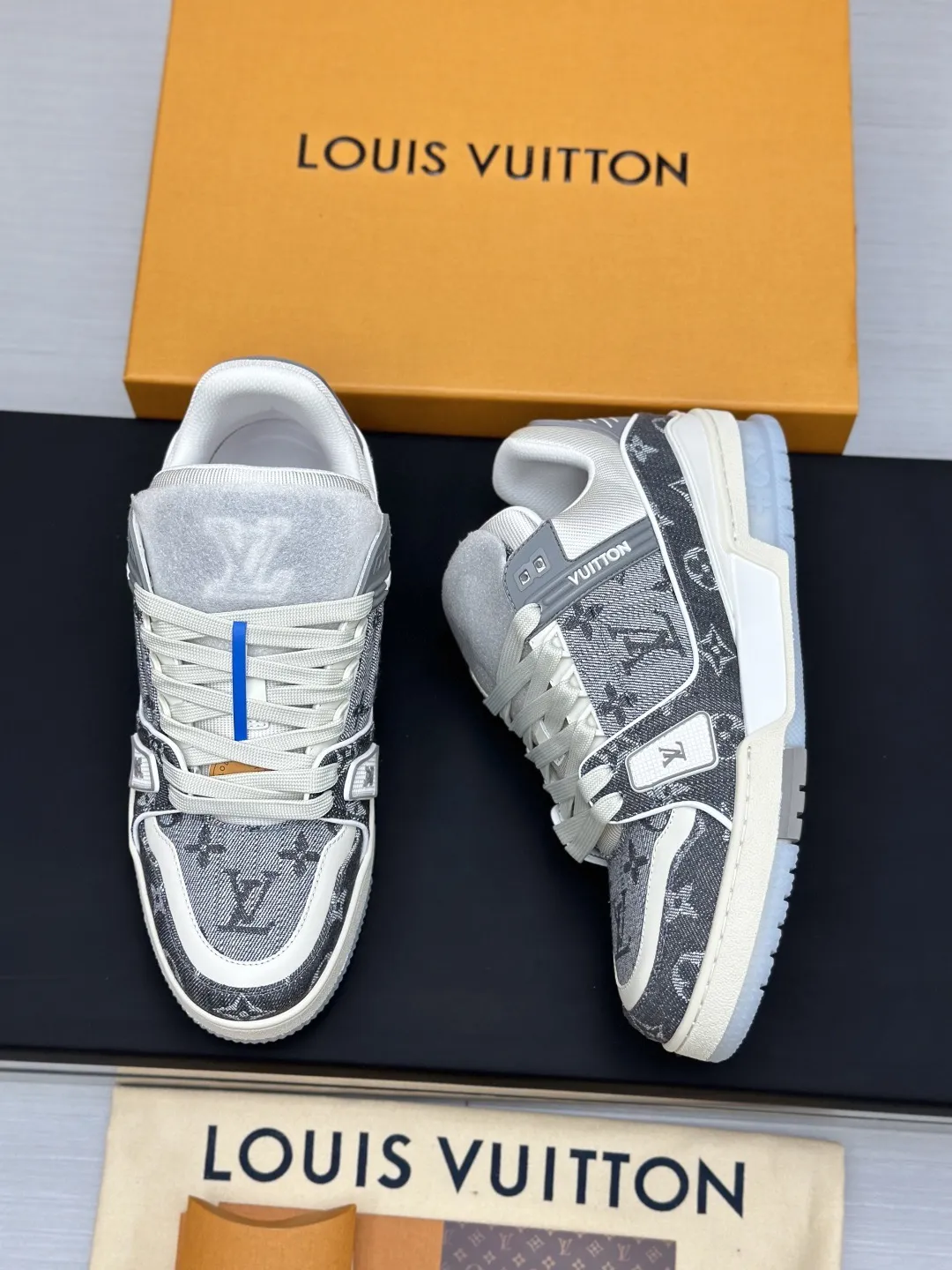 广版高版本P280 🔥🔥🔥芯片感应✅ 驴家LV Trainer 原版完美楦型 大厂出产 品控胜过市面百分之95 TPU大底材料。独家底磨 开发费2w+ 质感媲美原版 密集度超高 区别于同行色泽质感 意大利进口头层一刀切小牛皮 皮料厚实度韧性高于市面 原版垫脚聚米微料加透气英伦网布 都是按打造开发 不偷半点料 不掺半点假 细节原版一致✅可对比 全包套原版包装配件 目前市面一梯队级别 ⚠️市场太杂请注意混卖版本 可区别材料 版型 质感 包装配件 一切肉眼可见的细节。 女码:35-40,男码:38-45(38.45-47定做)