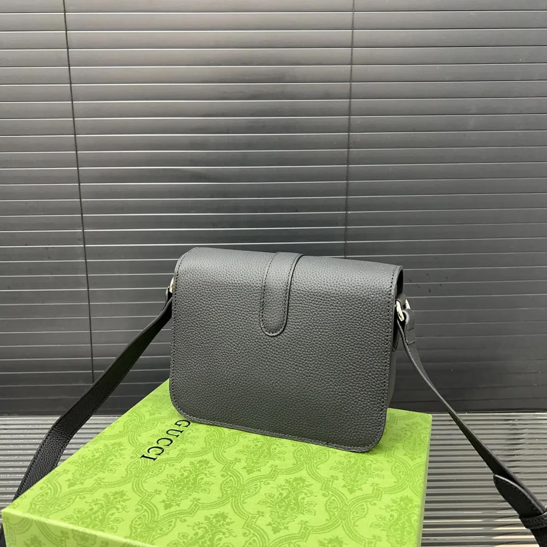 P175 Gucci 古奇 单肩包 男包 斜挎包 采用精湛镶嵌细工，经典百搭 实物拍摄 原厂原版面料 高端品质 配送防尘袋 21 x 17 cm。