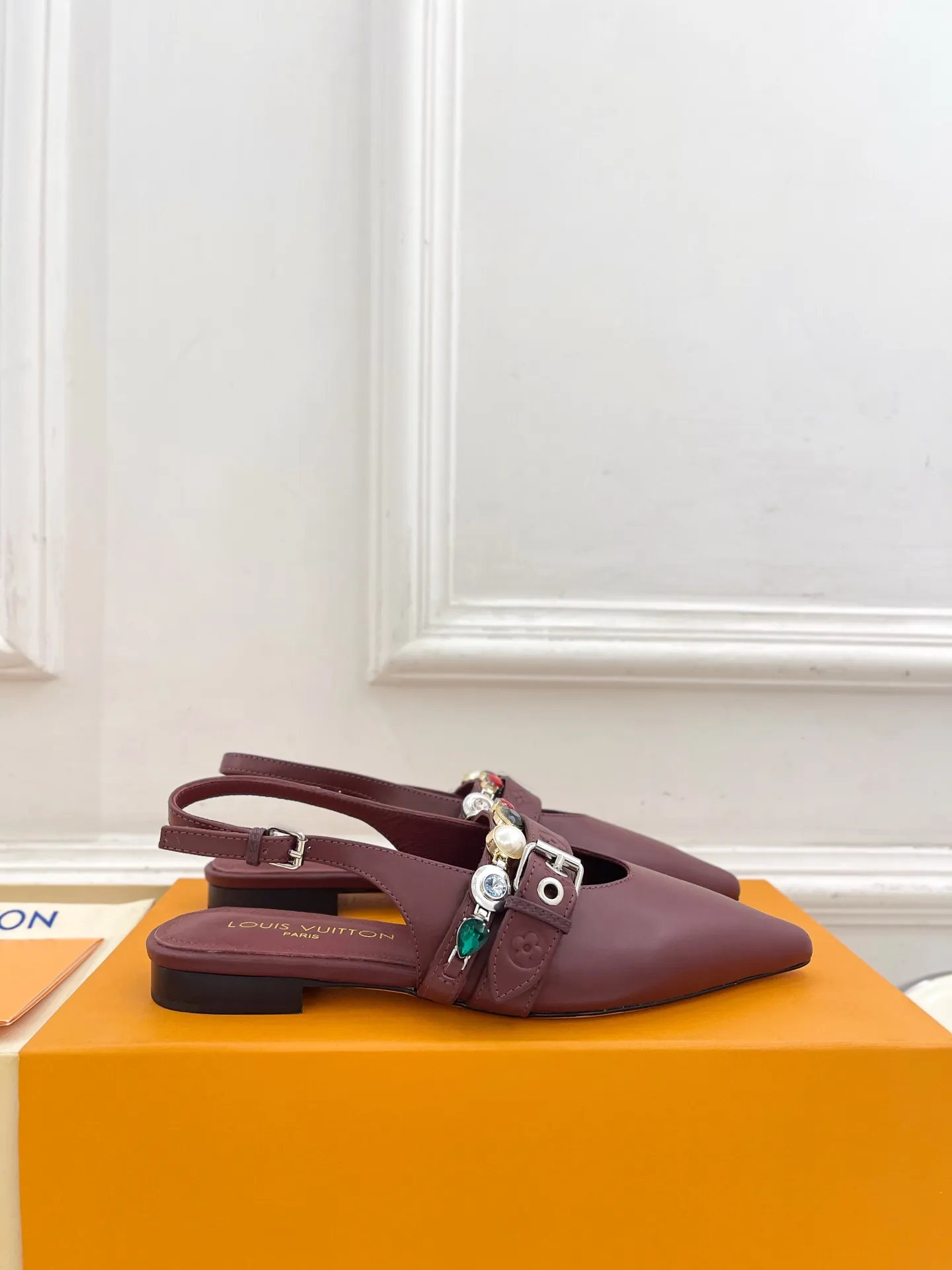 LV | 路易威登 26𝐬𝐬 🧡💚2026春夏新款 顶级版本⚠️ 专柜主打最新款 LV VIBE 珠宝链条尖头露跟平底鞋 系列硬货上新🆕 ❥BS代购级别！高级感十足！国内外博主刷爆的一款，复古又时髦 上脚美炸了！官网主推款★ ━━━━━ ЅᏇєєt ━━━━━ ▪️鞋面：原版特定小牛皮 ▪️内里：进口羊皮里 ▪️大底：原版意大利真皮大底 ▪️跟高：1.5cm/5.5cm ▪️鞋码：35-39（40.41定制） ▪️出厂价：💰360