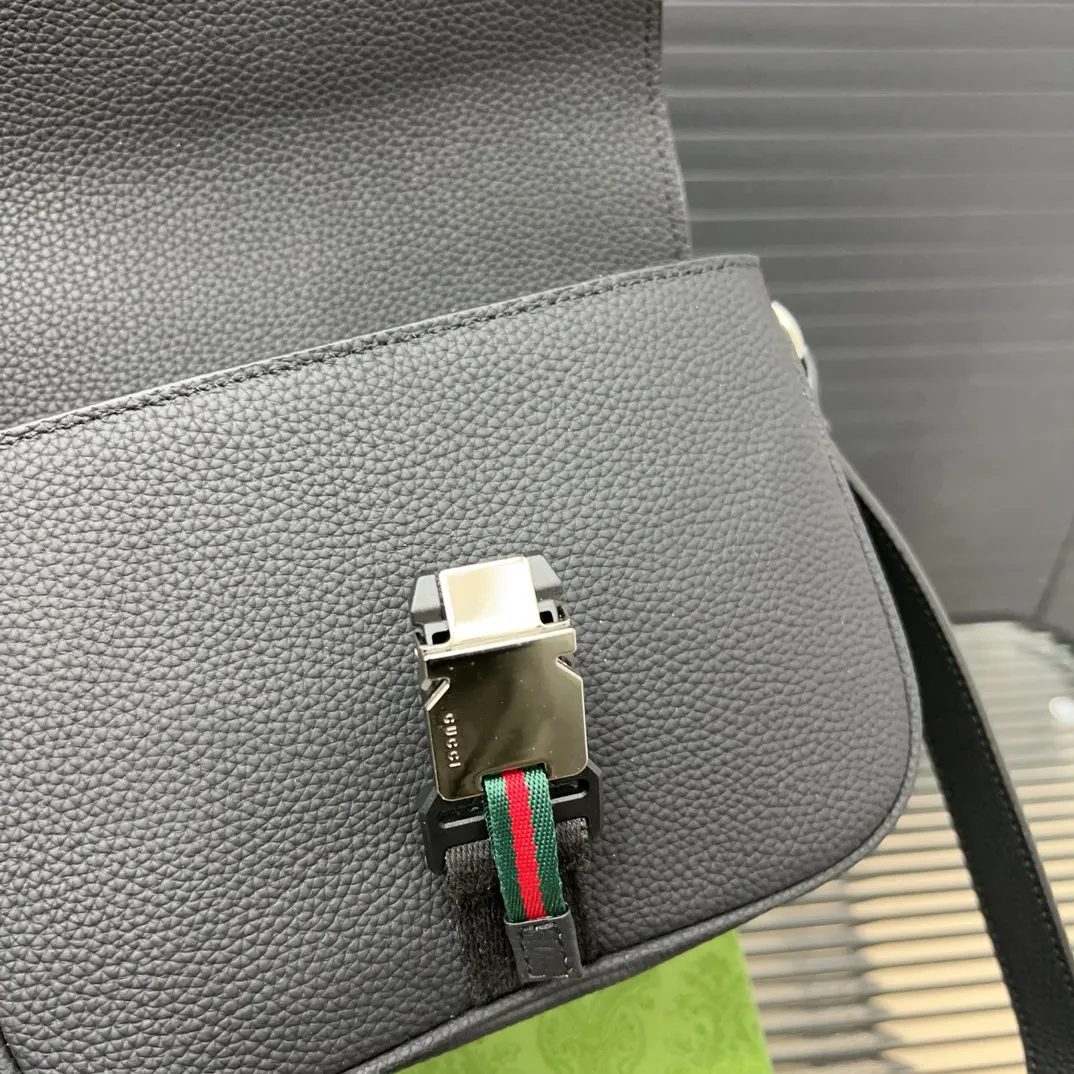 P175 Gucci 古奇 单肩包 男包 斜挎包 采用精湛镶嵌细工,经典百搭 实物拍摄 原厂原版面料 高端品质 配送防尘袋 21 x 17 cm。