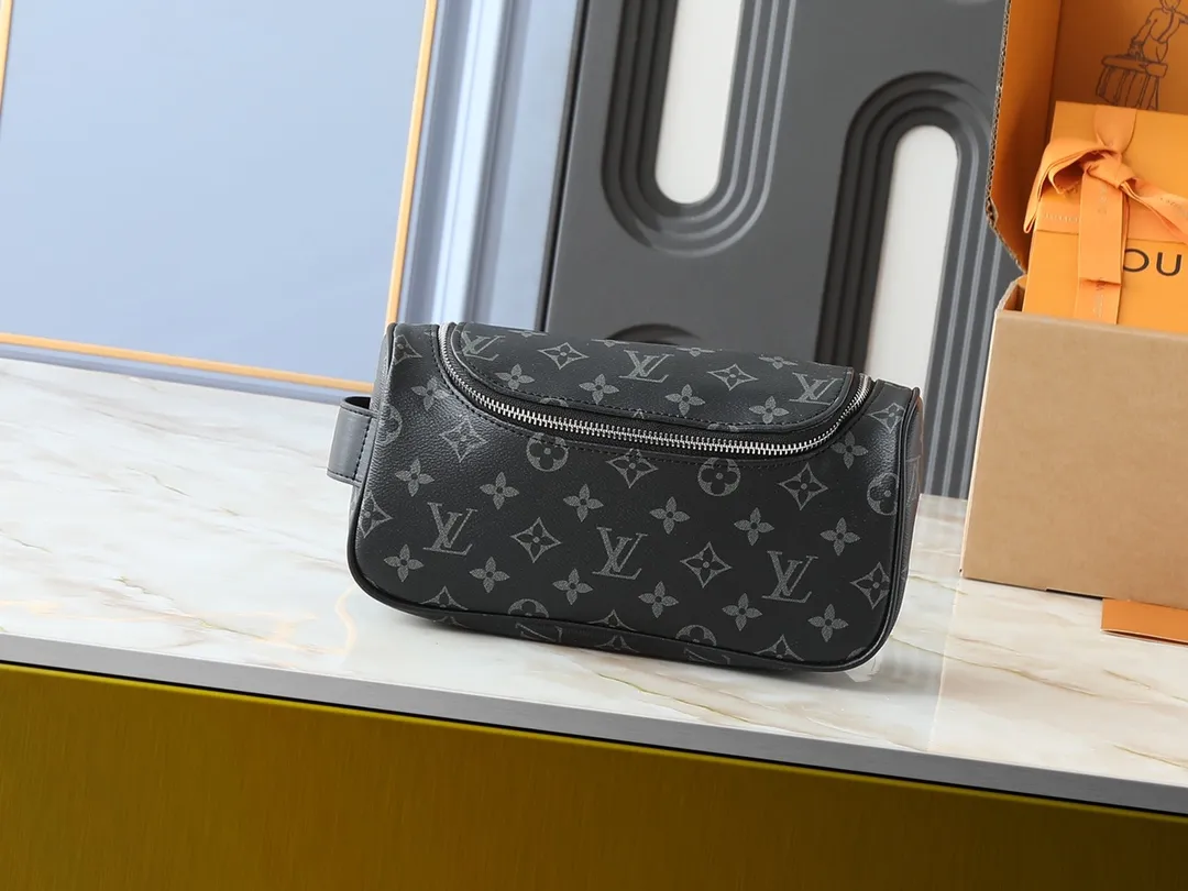 P140💰升级原版M11510 这款梳妆包采用Damier Graphite帆布制成，极具粗犷气息。实用的弹性内衬可保持瓶身直立。尺寸:20 x 9.3 x 28厘米 (高 x 宽 x 长度)