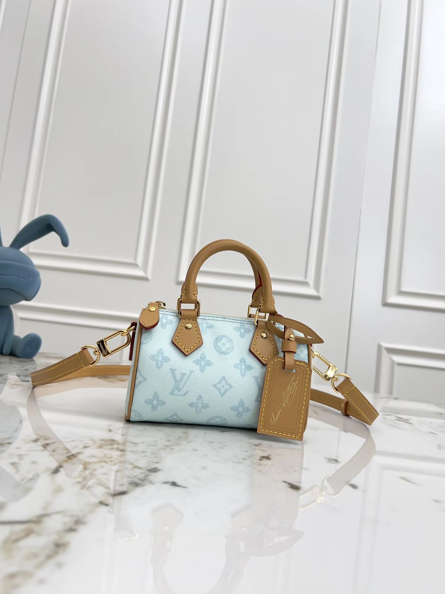 P370💰动态163c01芯片】M27610老花 M28322红 M28323浅蓝 顶级原单 M81456黑印M82450黑色 M82890杏色 M14225粉色本款 Nano Speedy 手袋浓缩路易威登经典 Speedy 手袋构型,为 Monogram 帆布搭配做旧牛皮革细节和耀目金属件,令日常所需轻松随行。手柄和可拆卸并调节的肩带成就多种造型可能。16.0 x 10.0 x 7.5 厘米 (长 x 高 x 宽) • Monogram 涂层帆布 • 牛皮革饰边 • 金属件 • 拉链开合 • 空间可支持收纳6.1英寸智能手机、卡包和唇膏等日常用品 • 肩带:可拆卸,可调节 • 包带半长:45.5 厘米 • 包带半长可调至:54.0 厘米 • 手柄:双手柄