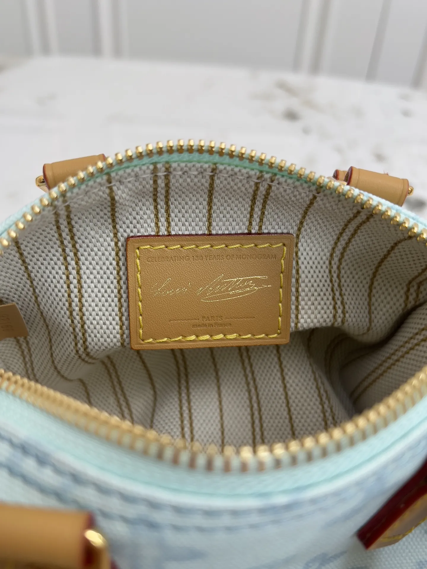 P370💰动态163c01芯片】M27610老花 M28322红 M28323浅蓝 顶级原单 M81456黑印M82450黑色 M82890杏色 M14225粉色本款 Nano Speedy 手袋浓缩路易威登经典 Speedy 手袋构型，为 Monogram 帆布搭配做旧牛皮革细节和耀目金属件，令日常所需轻松随行。手柄和可拆卸并调节的肩带成就多种造型可能。16.0 x 10.0 x 7.5 厘米 (长 x 高 x 宽) &bull; Monogram 涂层帆布 &bull; 牛皮革饰边 &bull; 金属件 &bull; 拉链开合 &bull; 空间可支持收纳6.1英寸智能手机、卡包和唇膏等日常用品 &bull; 肩带：可拆卸，可调节 &bull; 包带半长：45.5 厘米 &bull; 包带半长可调至：54.0 厘米 &bull; 手柄：双手柄