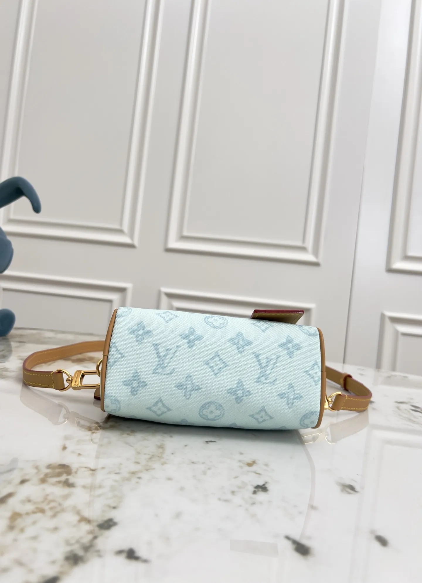 P370💰动态163c01芯片】M27610老花 M28322红 M28323浅蓝 顶级原单 M81456黑印M82450黑色 M82890杏色 M14225粉色本款 Nano Speedy 手袋浓缩路易威登经典 Speedy 手袋构型，为 Monogram 帆布搭配做旧牛皮革细节和耀目金属件，令日常所需轻松随行。手柄和可拆卸并调节的肩带成就多种造型可能。16.0 x 10.0 x 7.5 厘米 (长 x 高 x 宽) &bull; Monogram 涂层帆布 &bull; 牛皮革饰边 &bull; 金属件 &bull; 拉链开合 &bull; 空间可支持收纳6.1英寸智能手机、卡包和唇膏等日常用品 &bull; 肩带：可拆卸，可调节 &bull; 包带半长：45.5 厘米 &bull; 包带半长可调至：54.0 厘米 &bull; 手柄：双手柄