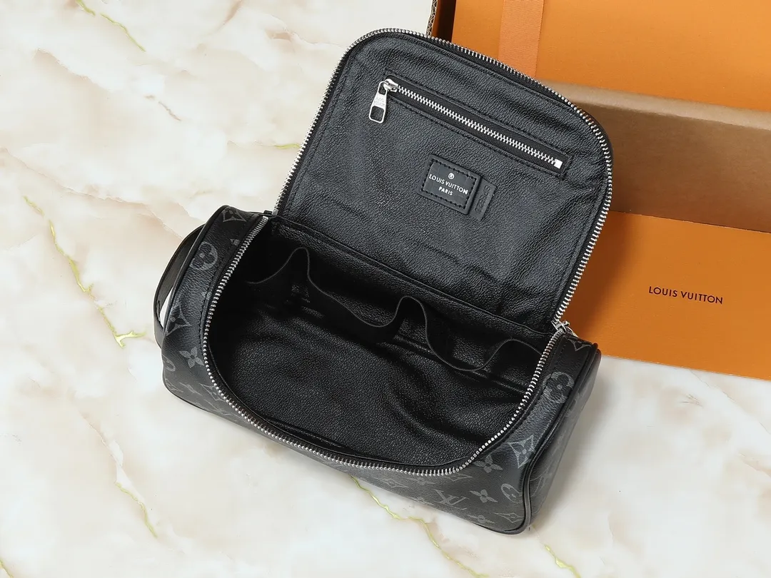 P140💰升级原版M11510 这款梳妆包采用Damier Graphite帆布制成，极具粗犷气息。实用的弹性内衬可保持瓶身直立。尺寸:20 x 9.3 x 28厘米 (高 x 宽 x 长度)