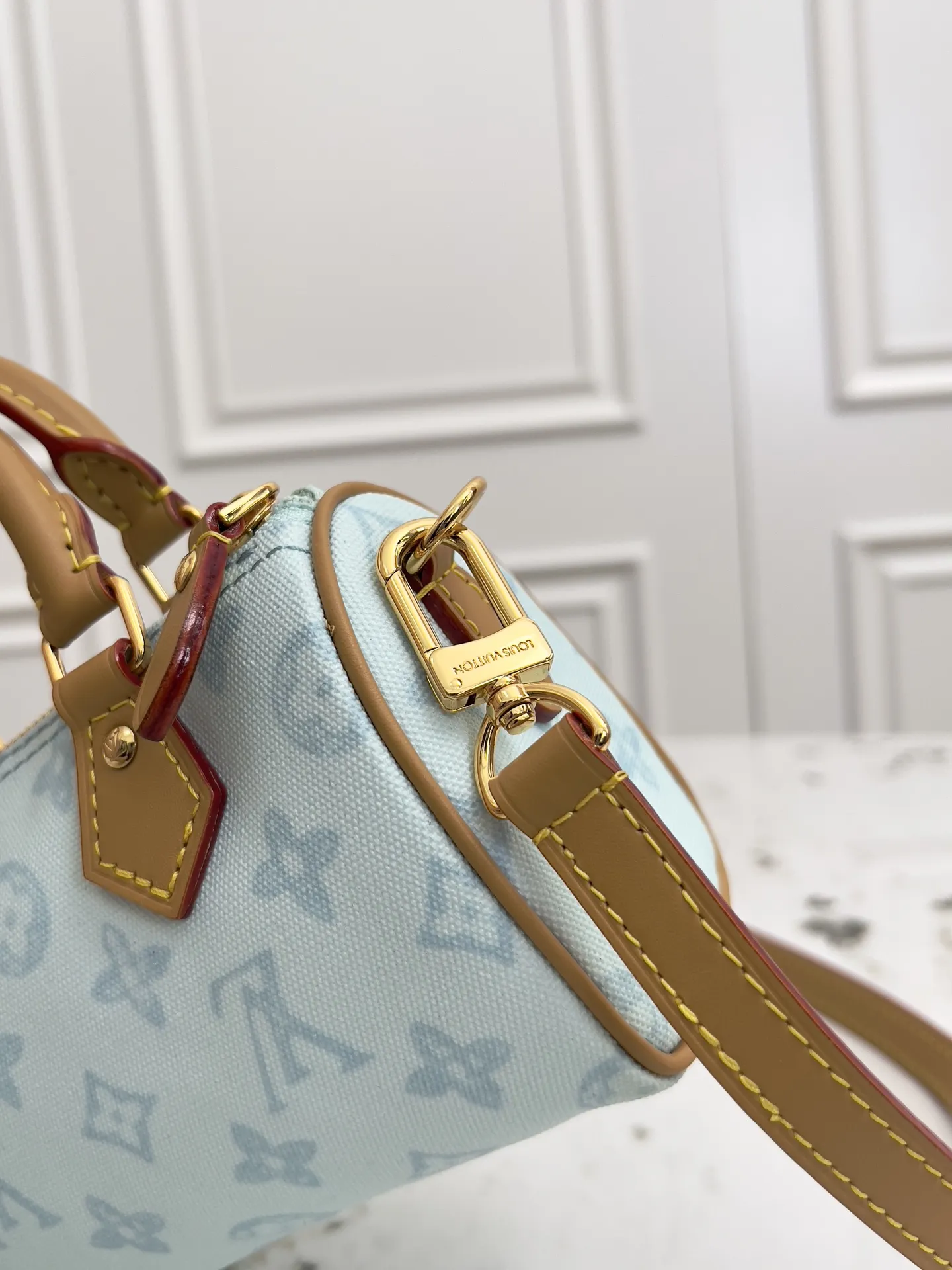 P370💰动态163c01芯片】M27610老花 M28322红 M28323浅蓝 顶级原单 M81456黑印M82450黑色 M82890杏色 M14225粉色本款 Nano Speedy 手袋浓缩路易威登经典 Speedy 手袋构型,为 Monogram 帆布搭配做旧牛皮革细节和耀目金属件,令日常所需轻松随行。手柄和可拆卸并调节的肩带成就多种造型可能。16.0 x 10.0 x 7.5 厘米 (长 x 高 x 宽) • Monogram 涂层帆布 • 牛皮革饰边 • 金属件 • 拉链开合 • 空间可支持收纳6.1英寸智能手机、卡包和唇膏等日常用品 • 肩带:可拆卸,可调节 • 包带半长:45.5 厘米 • 包带半长可调至:54.0 厘米 • 手柄:双手柄