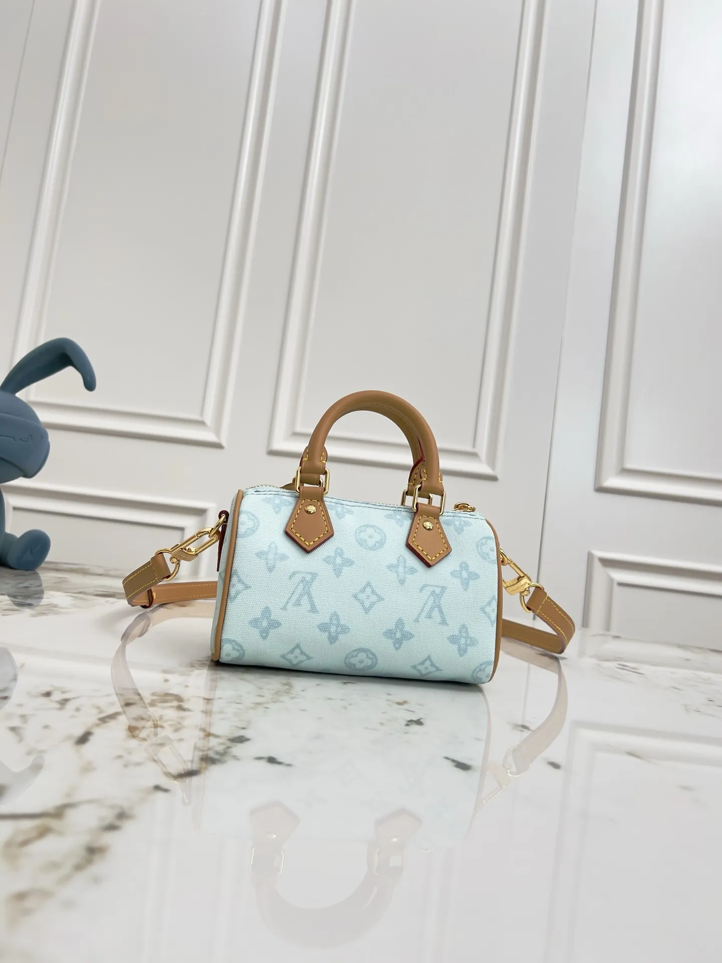 P370💰动态163c01芯片】M27610老花 M28322红 M28323浅蓝 顶级原单 M81456黑印M82450黑色 M82890杏色 M14225粉色本款 Nano Speedy 手袋浓缩路易威登经典 Speedy 手袋构型,为 Monogram 帆布搭配做旧牛皮革细节和耀目金属件,令日常所需轻松随行。手柄和可拆卸并调节的肩带成就多种造型可能。16.0 x 10.0 x 7.5 厘米 (长 x 高 x 宽) • Monogram 涂层帆布 • 牛皮革饰边 • 金属件 • 拉链开合 • 空间可支持收纳6.1英寸智能手机、卡包和唇膏等日常用品 • 肩带:可拆卸,可调节 • 包带半长:45.5 厘米 • 包带半长可调至:54.0 厘米 • 手柄:双手柄