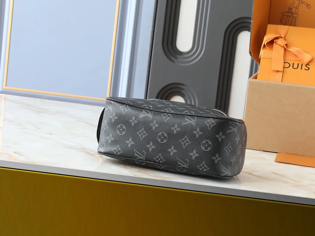 P140💰升级原版M11510 这款梳妆包采用Damier Graphite帆布制成,极具粗犷气息。实用的弹性内衬可保持瓶身直立。尺寸:20 x 9.3 x 28厘米 (高 x 宽 x 长度)