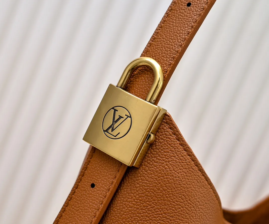 💰大180.小140💰升级原版 (仿原单) M24988 M24974 M24856 M25022 M25352 M25353 M25354本款Low Key Hobo 手袋为光滑牛皮革搭配绒面牛皮革内衬，可容纳短款钱夹、大号智能手机、钥匙和其他小物。肩带可通过挂锁搭扣调节，可拆卸 Monogram 帆布拉链内袋实现齐整收纳。尺寸:大31.0 x 35.0 x 18.0 厘米 (长 x 高 x 宽)，小24.0 x 28.0 x 16.0 厘米 (长 x 高 x 宽)