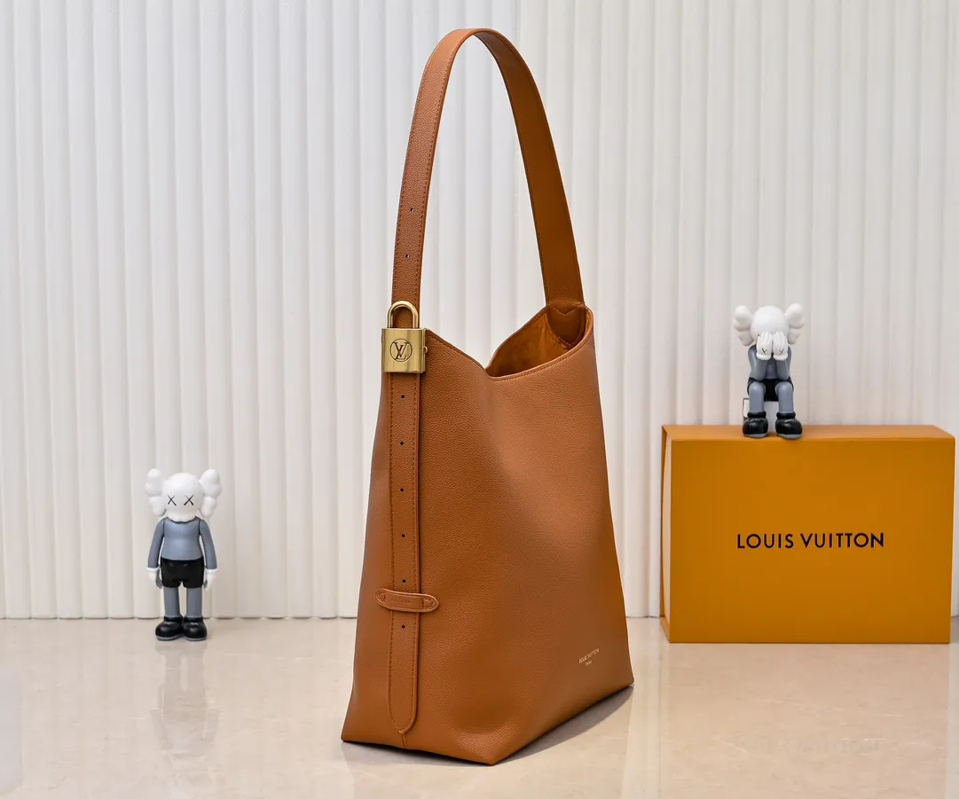 💰大180.小140💰升级原版 (仿原单) M24988 M24974 M24856 M25022 M25352 M25353 M25354本款Low Key Hobo 手袋为光滑牛皮革搭配绒面牛皮革内衬，可容纳短款钱夹、大号智能手机、钥匙和其他小物。肩带可通过挂锁搭扣调节，可拆卸 Monogram 帆布拉链内袋实现齐整收纳。尺寸:大31.0 x 35.0 x 18.0 厘米 (长 x 高 x 宽)，小24.0 x 28.0 x 16.0 厘米 (长 x 高 x 宽)