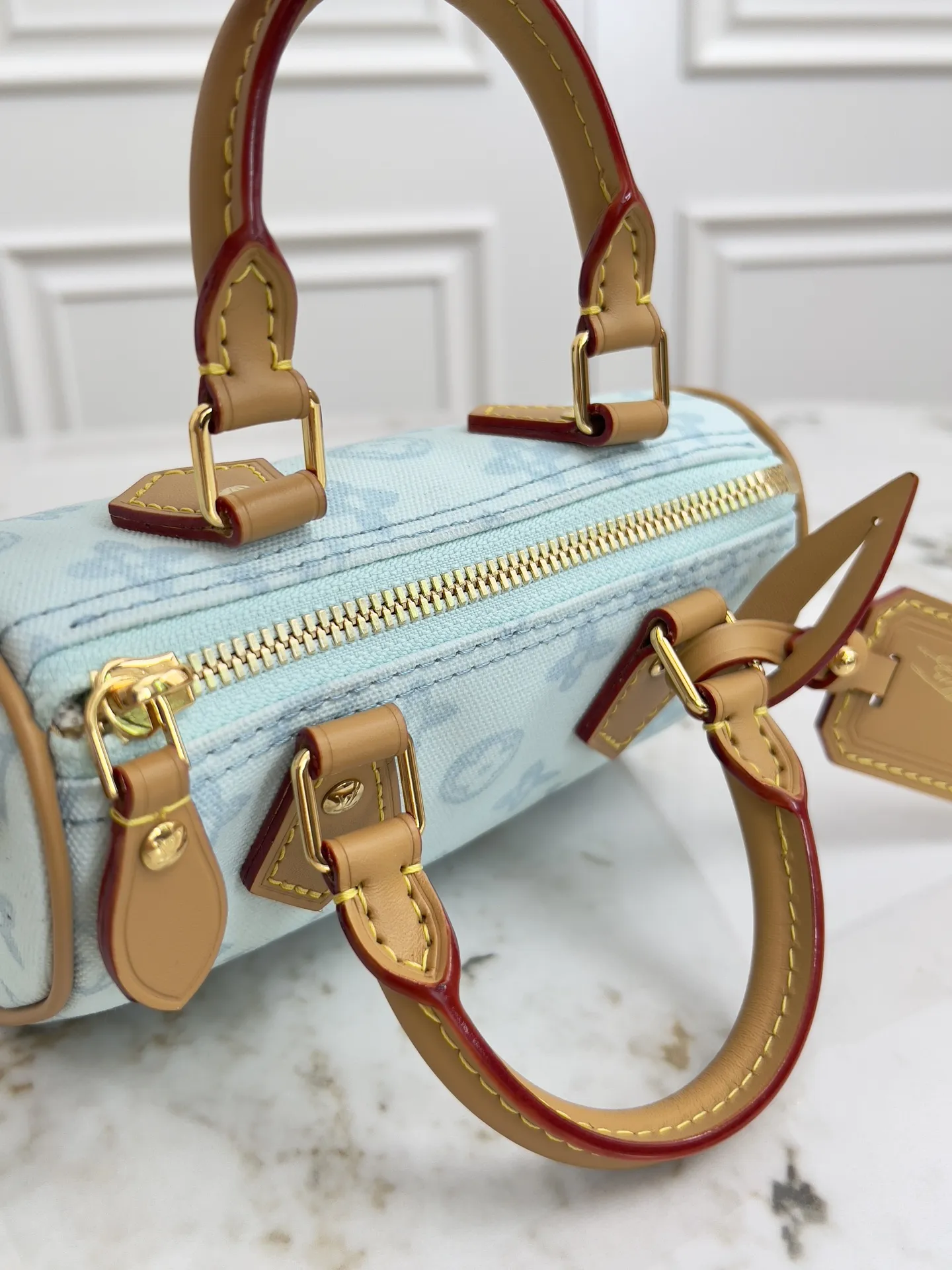 P370💰动态163c01芯片】M27610老花 M28322红 M28323浅蓝 顶级原单 M81456黑印M82450黑色 M82890杏色 M14225粉色本款 Nano Speedy 手袋浓缩路易威登经典 Speedy 手袋构型,为 Monogram 帆布搭配做旧牛皮革细节和耀目金属件,令日常所需轻松随行。手柄和可拆卸并调节的肩带成就多种造型可能。16.0 x 10.0 x 7.5 厘米 (长 x 高 x 宽) • Monogram 涂层帆布 • 牛皮革饰边 • 金属件 • 拉链开合 • 空间可支持收纳6.1英寸智能手机、卡包和唇膏等日常用品 • 肩带:可拆卸,可调节 • 包带半长:45.5 厘米 • 包带半长可调至:54.0 厘米 • 手柄:双手柄