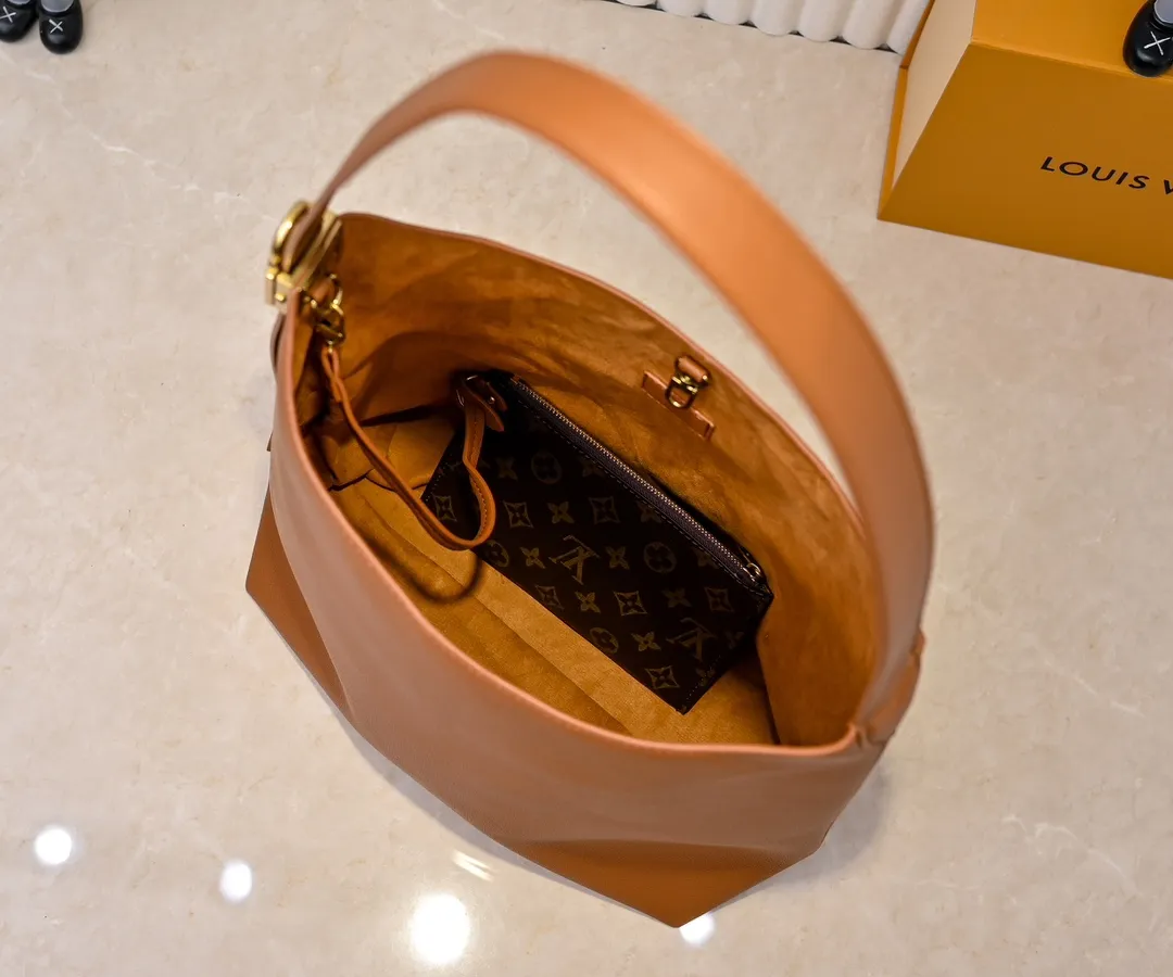 💰大180.小140💰升级原版 (仿原单) M24988 M24974 M24856 M25022 M25352 M25353 M25354本款Low Key Hobo 手袋为光滑牛皮革搭配绒面牛皮革内衬,可容纳短款钱夹、大号智能手机、钥匙和其他小物。肩带可通过挂锁搭扣调节,可拆卸 Monogram 帆布拉链内袋实现齐整收纳。尺寸:大31.0 x 35.0 x 18.0 厘米 (长 x 高 x 宽),小24.0 x 28.0 x 16.0 厘米 (长 x 高 x 宽)