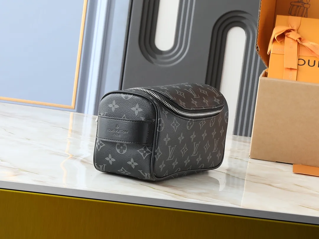 P140💰升级原版M11510 这款梳妆包采用Damier Graphite帆布制成，极具粗犷气息。实用的弹性内衬可保持瓶身直立。尺寸:20 x 9.3 x 28厘米 (高 x 宽 x 长度)