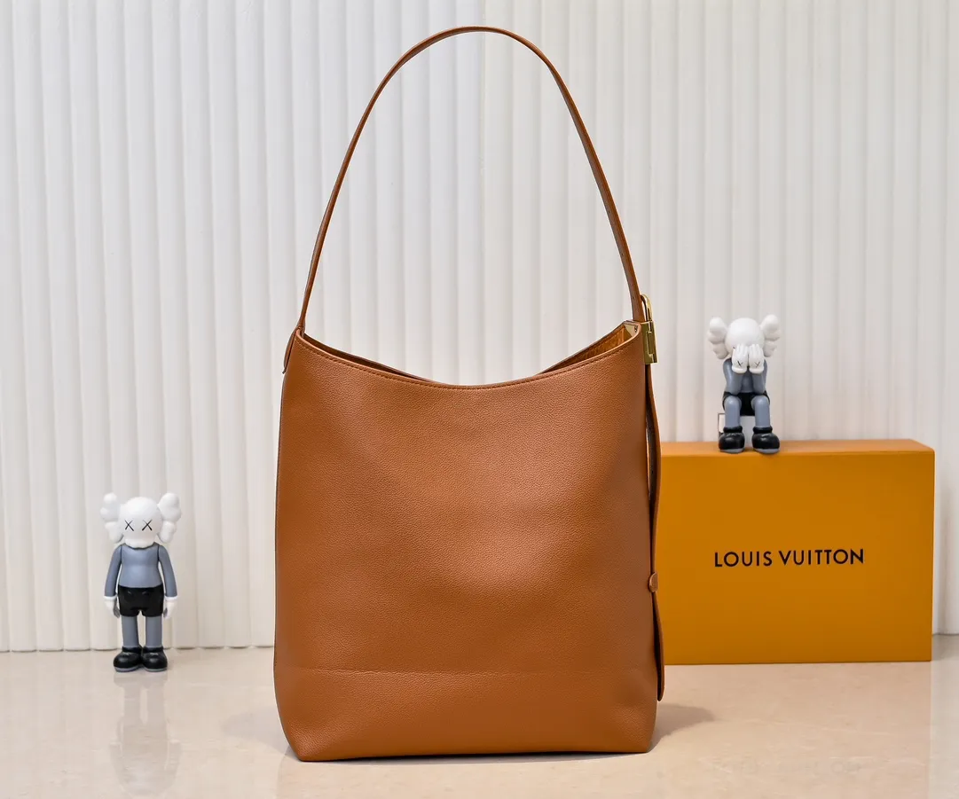 💰大180.小140💰升级原版 (仿原单) M24988 M24974 M24856 M25022 M25352 M25353 M25354本款Low Key Hobo 手袋为光滑牛皮革搭配绒面牛皮革内衬，可容纳短款钱夹、大号智能手机、钥匙和其他小物。肩带可通过挂锁搭扣调节，可拆卸 Monogram 帆布拉链内袋实现齐整收纳。尺寸:大31.0 x 35.0 x 18.0 厘米 (长 x 高 x 宽)，小24.0 x 28.0 x 16.0 厘米 (长 x 高 x 宽)