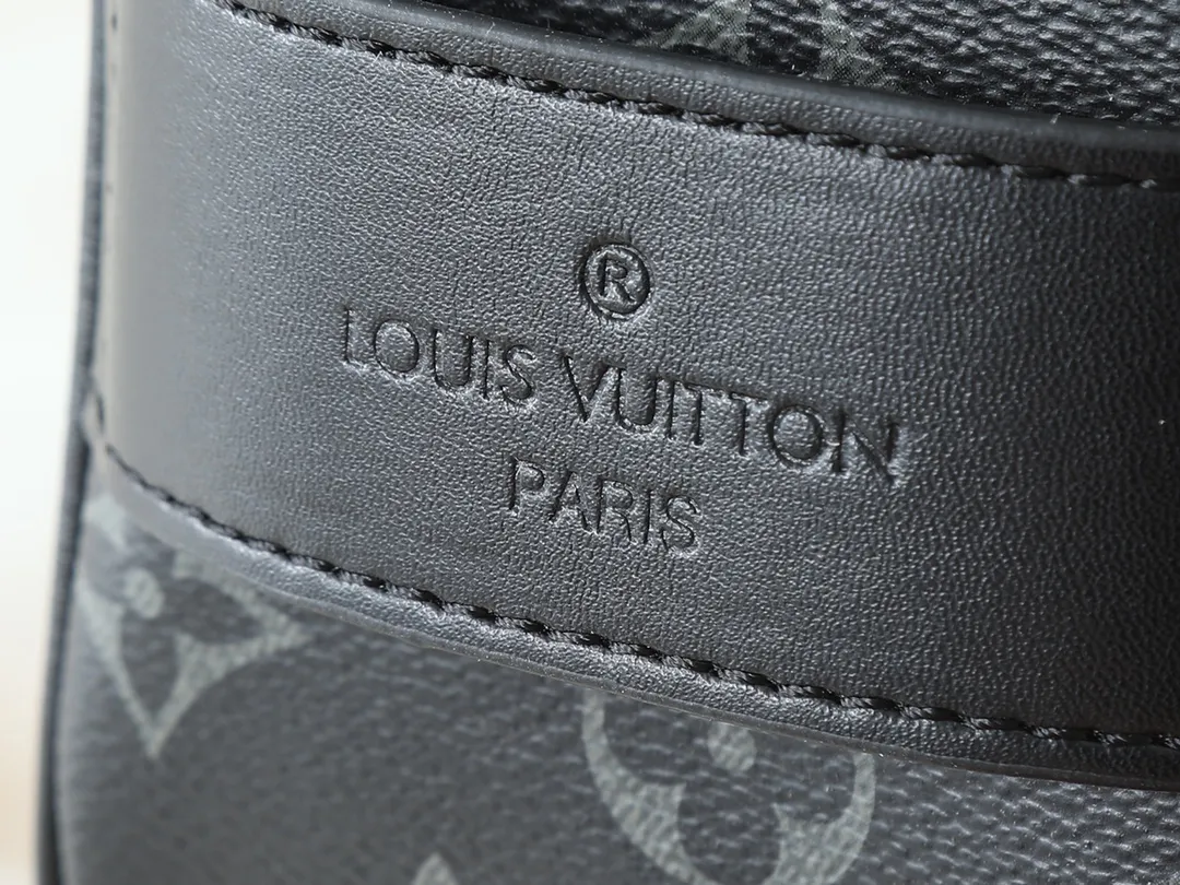 P140💰升级原版M11510 这款梳妆包采用Damier Graphite帆布制成,极具粗犷气息。实用的弹性内衬可保持瓶身直立。尺寸:20 x 9.3 x 28厘米 (高 x 宽 x 长度)