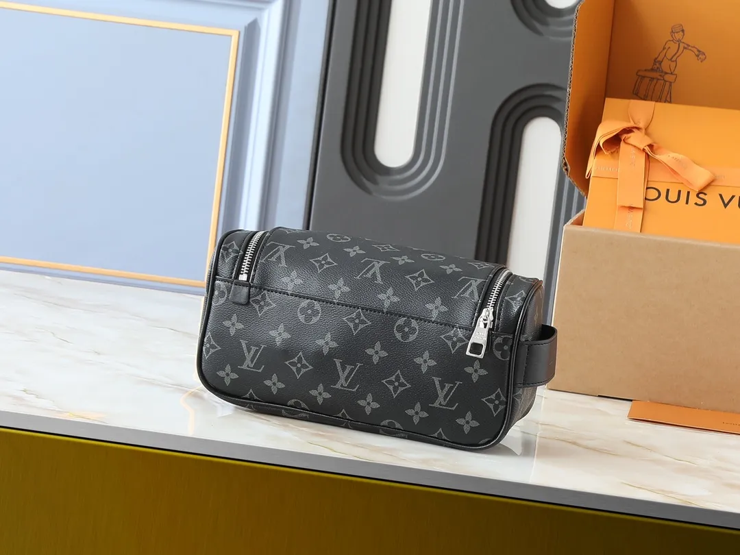 P140💰升级原版M11510 这款梳妆包采用Damier Graphite帆布制成，极具粗犷气息。实用的弹性内衬可保持瓶身直立。尺寸:20 x 9.3 x 28厘米 (高 x 宽 x 长度)