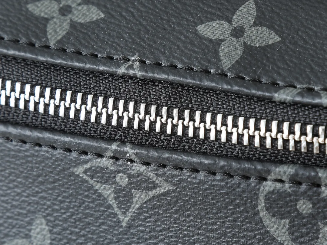 P140💰升级原版M11510 这款梳妆包采用Damier Graphite帆布制成,极具粗犷气息。实用的弹性内衬可保持瓶身直立。尺寸:20 x 9.3 x 28厘米 (高 x 宽 x 长度)