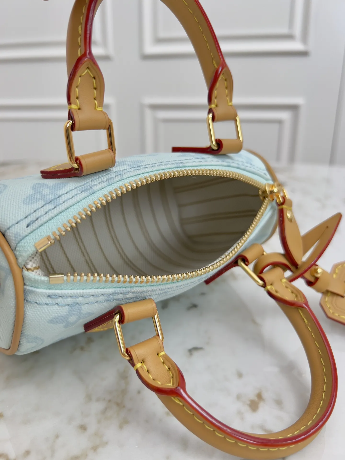 P370💰动态163c01芯片】M27610老花 M28322红 M28323浅蓝 顶级原单 M81456黑印M82450黑色 M82890杏色 M14225粉色本款 Nano Speedy 手袋浓缩路易威登经典 Speedy 手袋构型，为 Monogram 帆布搭配做旧牛皮革细节和耀目金属件，令日常所需轻松随行。手柄和可拆卸并调节的肩带成就多种造型可能。16.0 x 10.0 x 7.5 厘米 (长 x 高 x 宽) &bull; Monogram 涂层帆布 &bull; 牛皮革饰边 &bull; 金属件 &bull; 拉链开合 &bull; 空间可支持收纳6.1英寸智能手机、卡包和唇膏等日常用品 &bull; 肩带：可拆卸，可调节 &bull; 包带半长：45.5 厘米 &bull; 包带半长可调至：54.0 厘米 &bull; 手柄：双手柄