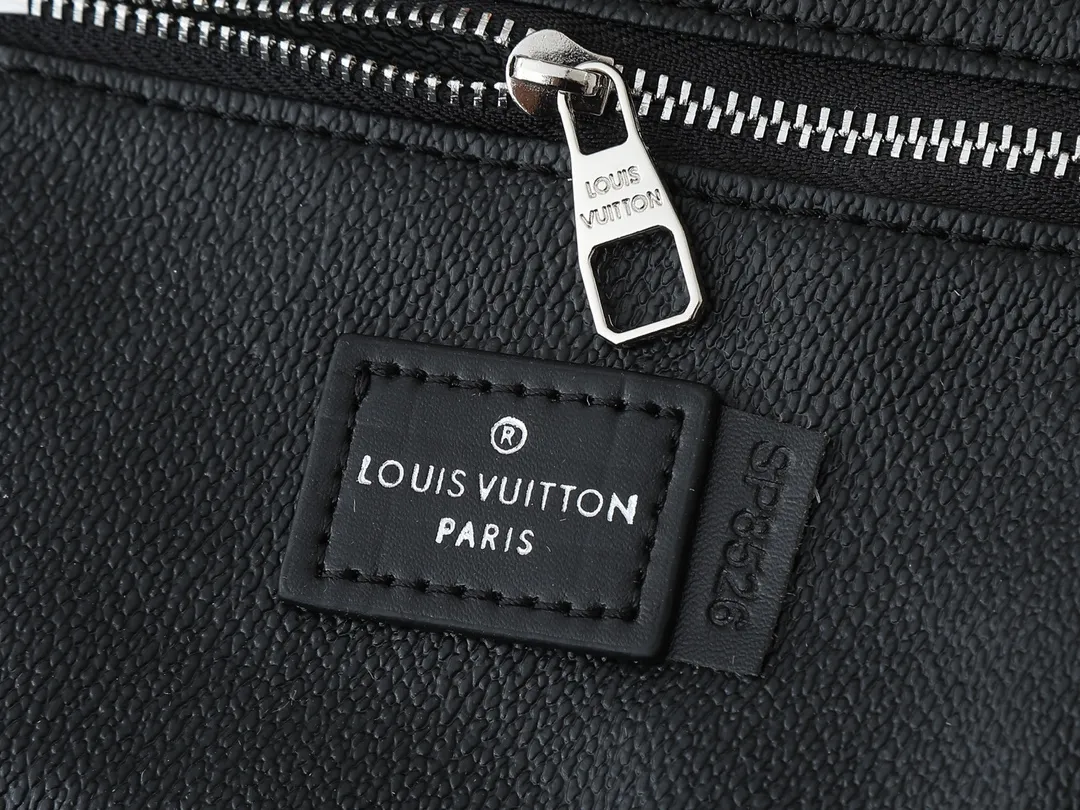 P140💰升级原版M11510 这款梳妆包采用Damier Graphite帆布制成，极具粗犷气息。实用的弹性内衬可保持瓶身直立。尺寸:20 x 9.3 x 28厘米 (高 x 宽 x 长度)