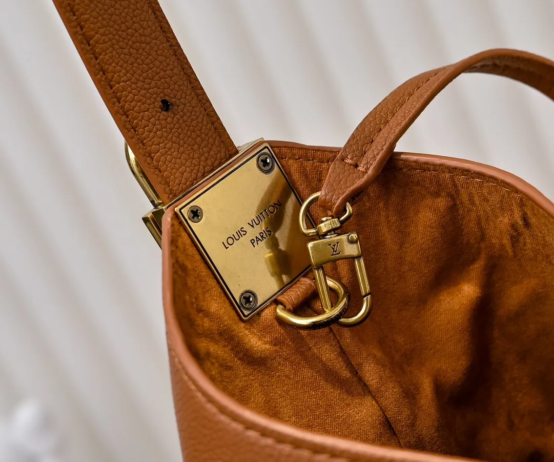 💰大180.小140💰升级原版 (仿原单) M24988 M24974 M24856 M25022 M25352 M25353 M25354本款Low Key Hobo 手袋为光滑牛皮革搭配绒面牛皮革内衬,可容纳短款钱夹、大号智能手机、钥匙和其他小物。肩带可通过挂锁搭扣调节,可拆卸 Monogram 帆布拉链内袋实现齐整收纳。尺寸:大31.0 x 35.0 x 18.0 厘米 (长 x 高 x 宽),小24.0 x 28.0 x 16.0 厘米 (长 x 高 x 宽)