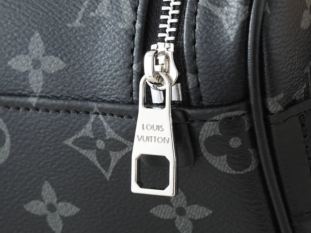 P140💰升级原版M11510 这款梳妆包采用Damier Graphite帆布制成,极具粗犷气息。实用的弹性内衬可保持瓶身直立。尺寸:20 x 9.3 x 28厘米 (高 x 宽 x 长度)