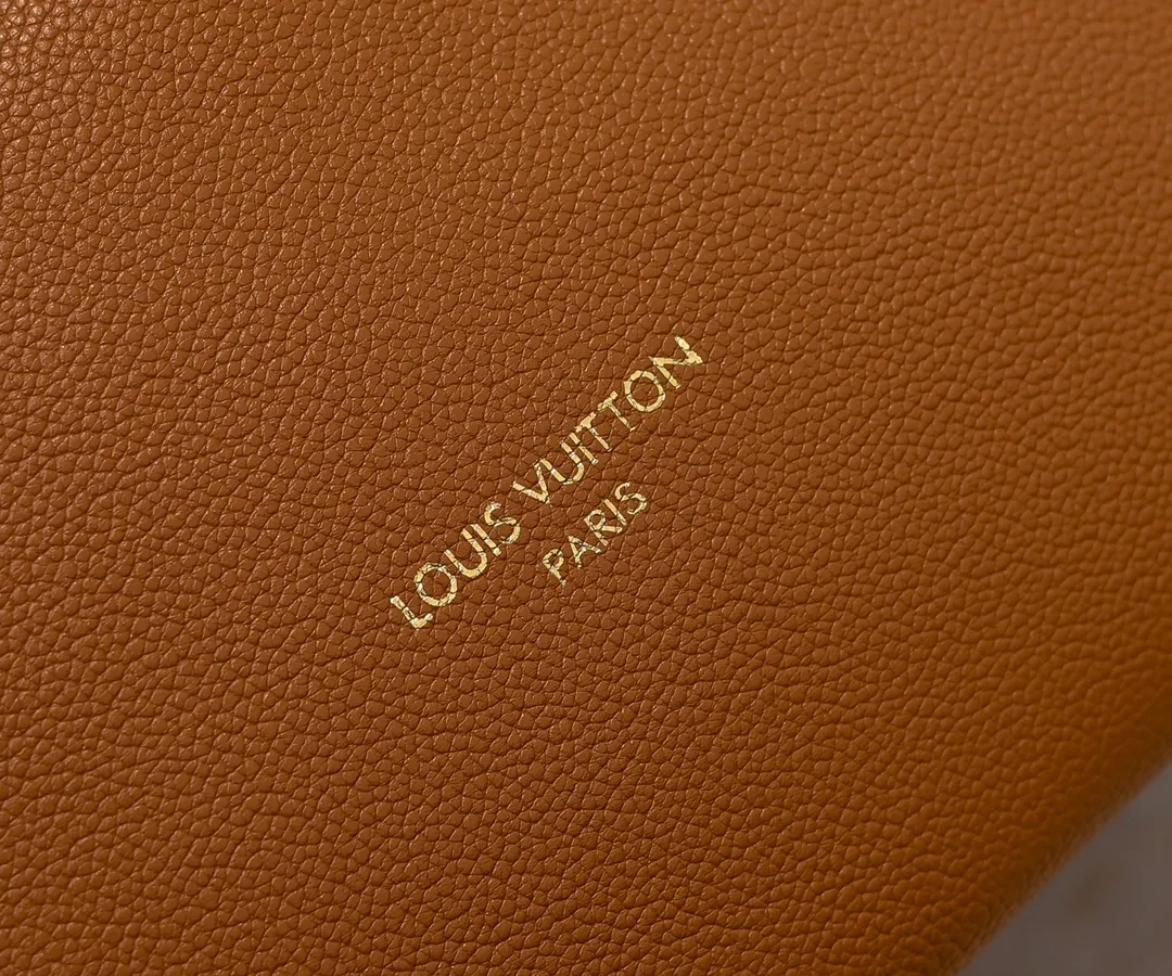 💰大180.小140💰升级原版 (仿原单) M24988 M24974 M24856 M25022 M25352 M25353 M25354本款Low Key Hobo 手袋为光滑牛皮革搭配绒面牛皮革内衬，可容纳短款钱夹、大号智能手机、钥匙和其他小物。肩带可通过挂锁搭扣调节，可拆卸 Monogram 帆布拉链内袋实现齐整收纳。尺寸:大31.0 x 35.0 x 18.0 厘米 (长 x 高 x 宽)，小24.0 x 28.0 x 16.0 厘米 (长 x 高 x 宽)