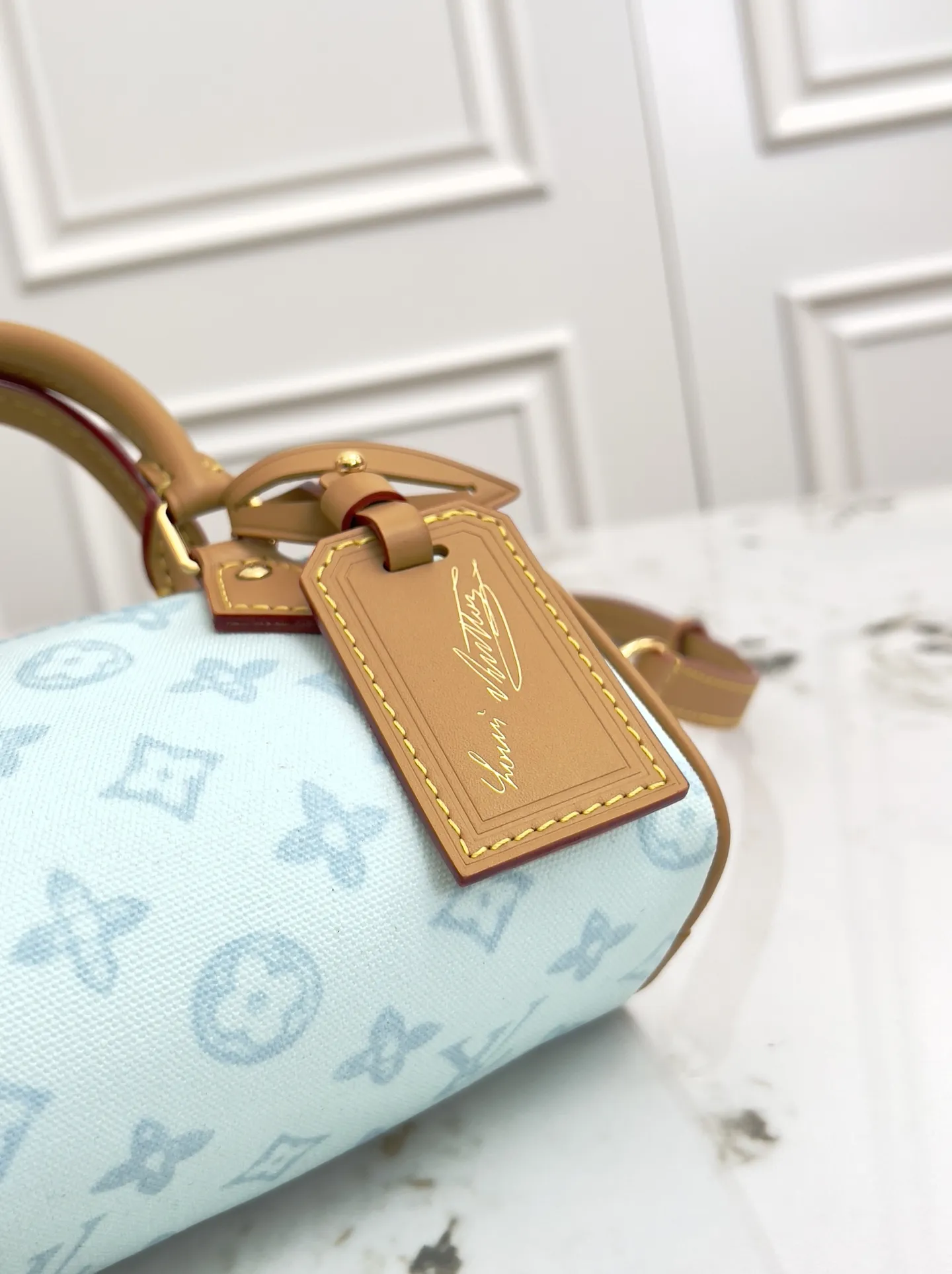 P370💰动态163c01芯片】M27610老花 M28322红 M28323浅蓝 顶级原单 M81456黑印M82450黑色 M82890杏色 M14225粉色本款 Nano Speedy 手袋浓缩路易威登经典 Speedy 手袋构型，为 Monogram 帆布搭配做旧牛皮革细节和耀目金属件，令日常所需轻松随行。手柄和可拆卸并调节的肩带成就多种造型可能。16.0 x 10.0 x 7.5 厘米 (长 x 高 x 宽) &bull; Monogram 涂层帆布 &bull; 牛皮革饰边 &bull; 金属件 &bull; 拉链开合 &bull; 空间可支持收纳6.1英寸智能手机、卡包和唇膏等日常用品 &bull; 肩带：可拆卸，可调节 &bull; 包带半长：45.5 厘米 &bull; 包带半长可调至：54.0 厘米 &bull; 手柄：双手柄