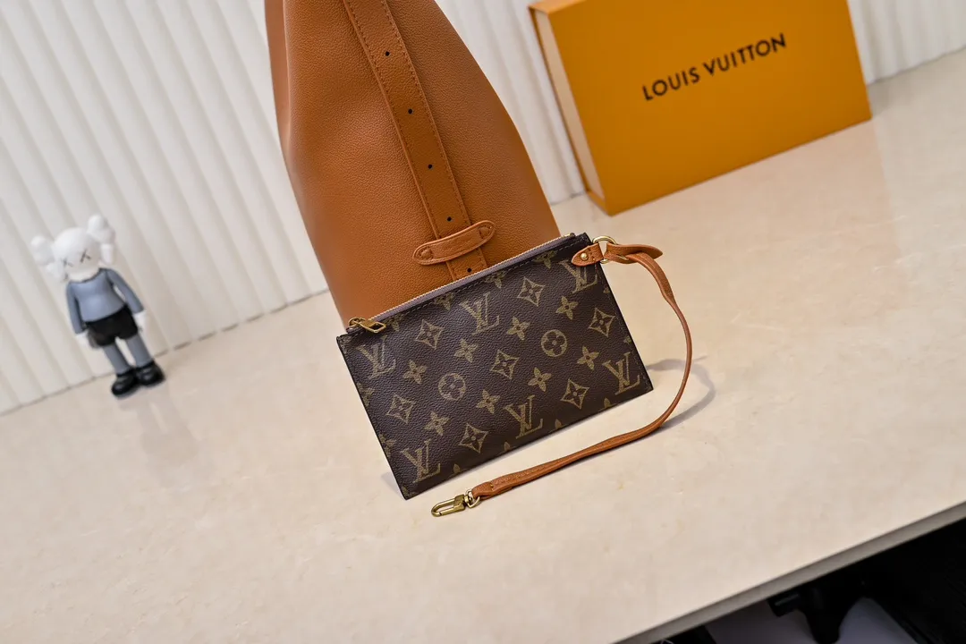 💰大180.小140💰升级原版 (仿原单) M24988 M24974 M24856 M25022 M25352 M25353 M25354本款Low Key Hobo 手袋为光滑牛皮革搭配绒面牛皮革内衬，可容纳短款钱夹、大号智能手机、钥匙和其他小物。肩带可通过挂锁搭扣调节，可拆卸 Monogram 帆布拉链内袋实现齐整收纳。尺寸:大31.0 x 35.0 x 18.0 厘米 (长 x 高 x 宽)，小24.0 x 28.0 x 16.0 厘米 (长 x 高 x 宽)