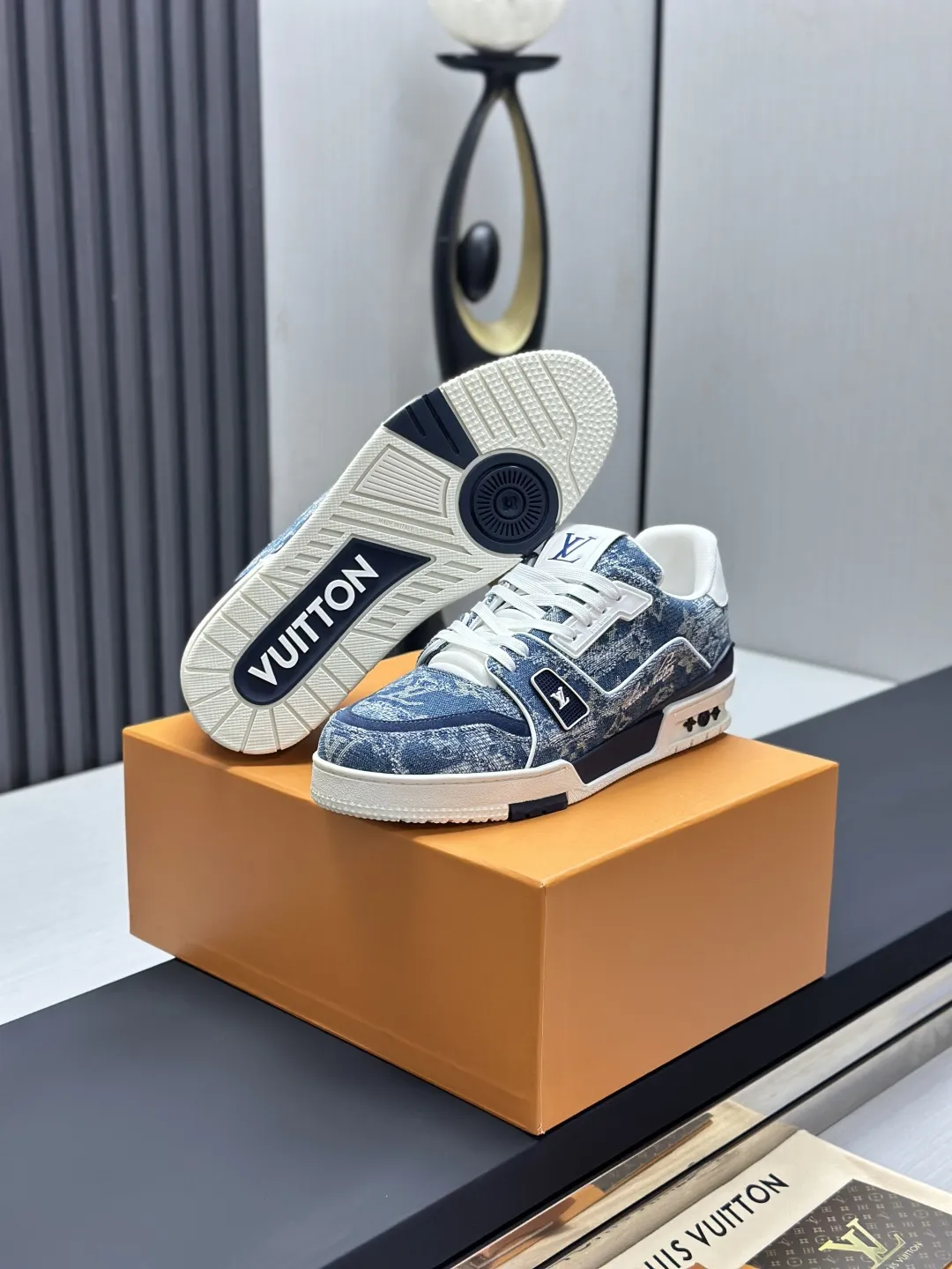 工厂直销&yen;350💰顶级版本 LV-路易威登-经典走秀新款 空胶工艺&middot;原版1：1开发复刻！！上脚非常舒适 奢侈用料，做工精细，中底印有欧洲制造英文字母 鞋面由意大利进口小牛皮拼接，侧边饰有品牌LOGO标志及签名，最新乳胶垫脚➕网布内里，脚感超舒适。原厂特供原版双色TPU组合大底。套包工艺 固特异缝合锁边 面料:独家定制头层牛皮 配件:独家私模Vuitton 标识， 内里:定制丝滑网里-头层丝绸牛皮内里 大底:TPU组合大底耐磨防滑防黄 垫脚:新款乳胶垫-网纱吸汗 专柜工艺:全电脑针车拉线 鞋头 后套 冷热定型 全套拉帮套楦中低logo花纹 专柜包装 -鞋带 证书 卡片 说明书 合格证 防尘袋 全网最齐包装 女款35-40男款38-46（38/46订做不退换！
