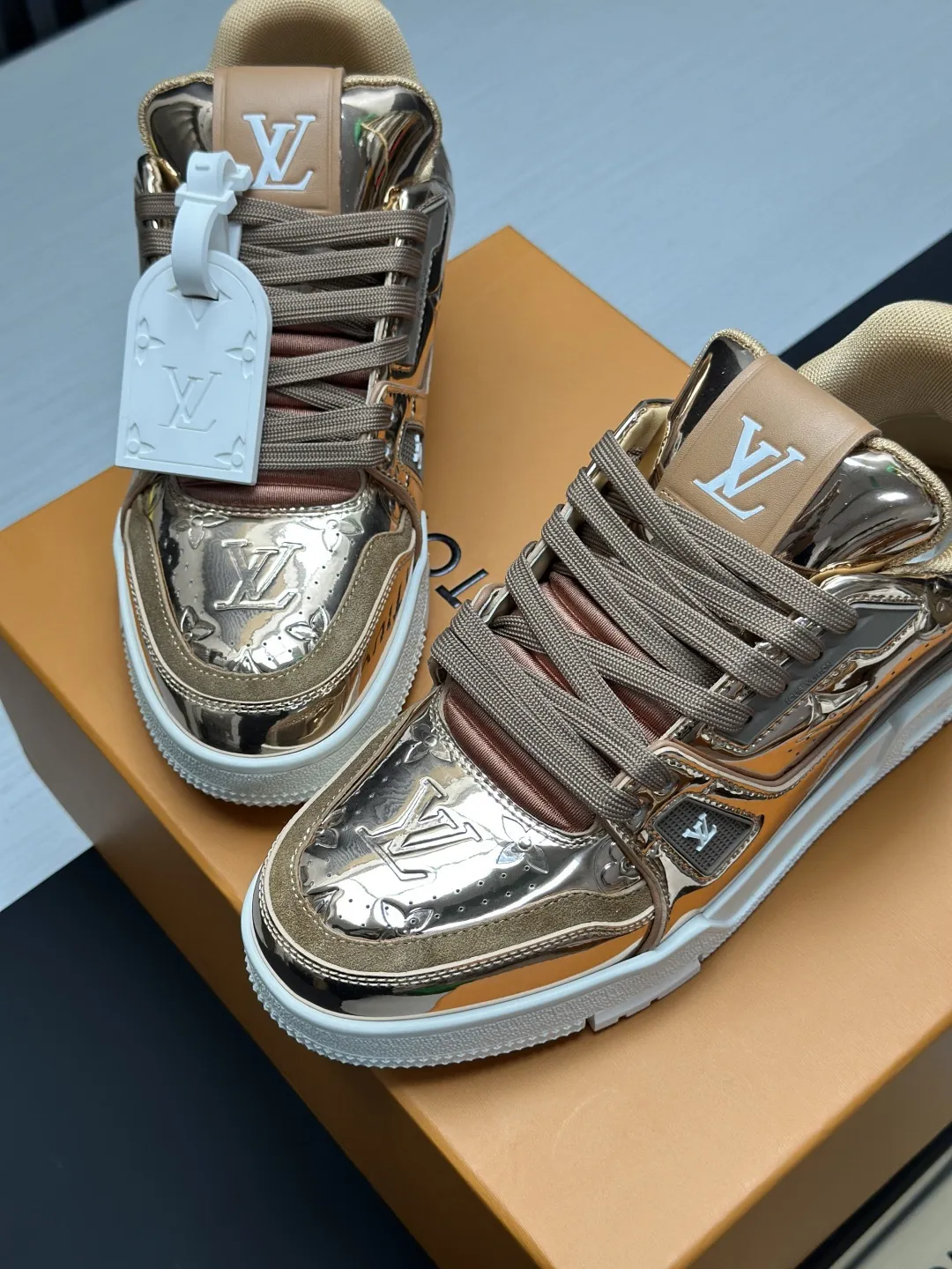 区别市场版本 工厂直销¥350💰顶级版本 LV-路易威登-经典走秀新款 空胶工艺·原版1:1开发复刻!!上脚非常舒适 奢侈用料,做工精细,中底印有欧洲制造英文字母 鞋面由意大利进口小牛皮拼接,侧边饰有品牌LOGO标志及签名,最新乳胶垫脚➕网布内里,脚感超舒适。原厂特供原版双色TPU组合大底。套包工艺 固特异缝合锁边 面料:独家定制头层牛皮 配件:独家私模Vuitton 标识, 内里:定制丝滑网里-头层丝绸牛皮内里 大底:TPU组合大底耐磨防滑防黄 垫脚:新款乳胶垫-网纱吸汗 专柜工艺:全电脑针车拉线 鞋头 后套 冷热定型 全套拉帮套楦中低logo花纹 专柜包装 -鞋带 证书 卡片 说明书 合格证 防尘袋 全网最齐包装 女款35-40男款38-46(38/46订做不退换!