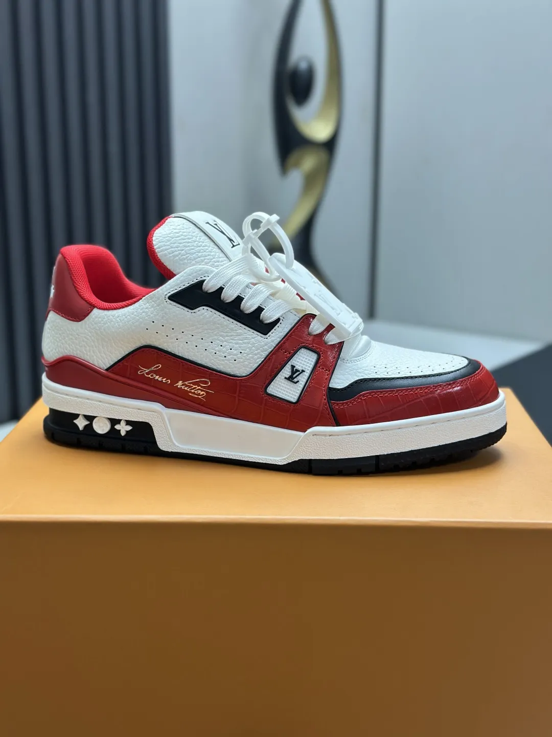 工厂直销¥350💰顶级版本 LV-路易威登-经典走秀新款 空胶工艺·原版1:1开发复刻!!上脚非常舒适 奢侈用料,做工精细,中底印有欧洲制造英文字母 鞋面由意大利进口小牛皮拼接,侧边饰有品牌LOGO标志及签名,最新乳胶垫脚➕网布内里,脚感超舒适。原厂特供原版双色TPU组合大底。套包工艺 固特异缝合锁边 面料:独家定制头层牛皮 配件:独家私模Vuitton 标识, 内里:定制丝滑网里-头层丝绸牛皮内里 大底:TPU组合大底耐磨防滑防黄 垫脚:新款乳胶垫-网纱吸汗 专柜工艺:全电脑针车拉线 鞋头 后套 冷热定型 全套拉帮套楦中低logo花纹 专柜包装 -鞋带 证书 卡片 说明书 合格证 防尘袋 全网最齐包装 女款35-40男款38-46(38/46订做不退换!