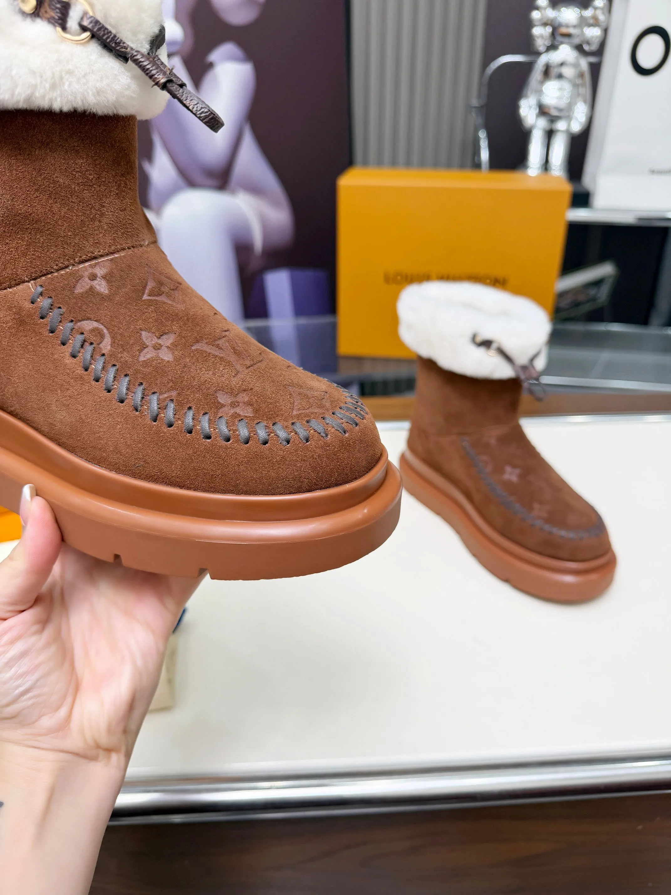 💰310Size:35-42(42订做不退换) Louis Vuitton秋冬最新毛靴 2025lv走秀款 鞋面:进口高丝光牛皮 内里:毛 里超级暖和 原版开模发泡组合大底,全套精美包装