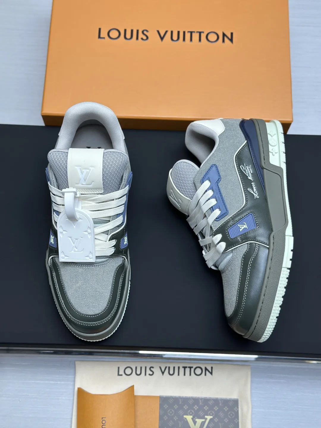 区别市场版本 工厂直销&yen;350💰顶级版本 LV-路易威登-经典走秀新款 空胶工艺&middot;原版1：1开发复刻！！上脚非常舒适 奢侈用料，做工精细，中底印有欧洲制造英文字母 鞋面由意大利进口小牛皮拼接，侧边饰有品牌LOGO标志及签名，最新乳胶垫脚➕网布内里，脚感超舒适。原厂特供原版双色TPU组合大底。套包工艺 固特异缝合锁边 面料:独家定制头层牛皮 配件:独家私模Vuitton 标识， 内里:定制丝滑网里-头层丝绸牛皮内里 大底:TPU组合大底耐磨防滑防黄 垫脚:新款乳胶垫-网纱吸汗 专柜工艺:全电脑针车拉线 鞋头 后套 冷热定型 全套拉帮套楦中低logo花纹 专柜包装 -鞋带 证书 卡片 说明书 合格证 防尘袋 全网最齐包装 女款35-40男款38-46（38/46订做不退换！