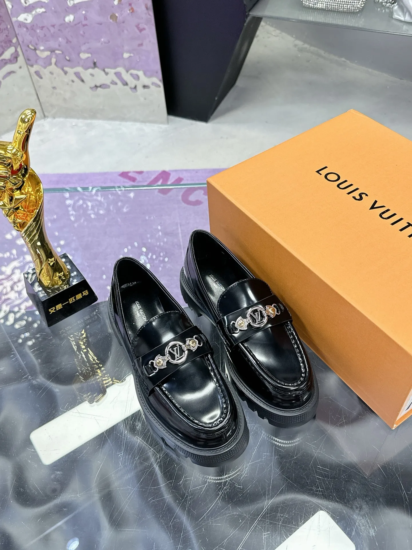 工厂价:320 路易威登 LV 专柜同步系列新款厚底情侣款皮鞋潮气逼人 尽显青春活力,日常穿搭超级抢眼 经典的拱形设计,一向被称之为美腿神器!绝对的人手必备 🌈乐福鞋系列 内里:真羊里💎 鞋面:原版一比一材质牛皮💎 耐穿耐磨 大底:原版开模TPU💎 减震耐磨,回弹力超好,上脚巨显瘦💎 轻盈舒适!增高5cm 💎 Size:女35-40 (40 41定制) ♺全套专柜同步礼盒💝包装💎