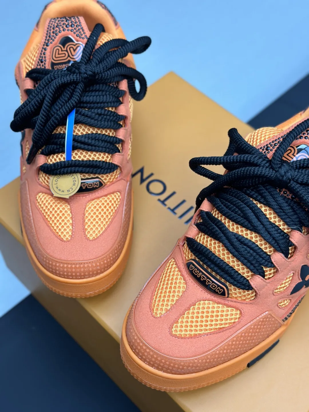 现货工厂直销&yen;360💰顶级版本 LV-路易威登-经典走秀新款 空胶工艺&middot;原版1：1开发复刻！！上脚非常舒适 奢侈用料，做工精细，中底印有欧洲制造英文字母 鞋面由意大利进口小牛皮拼接，侧边饰有品牌LOGO标志及签名，最新乳胶垫脚➕网布内里，脚感超舒适。原厂特供原版双色TPU组合大底。套包工艺 固特异缝合锁边 面料:独家定制头层牛皮 配件:独家私模Vuitton 标识， 内里:定制丝滑网里-头层丝绸牛皮内里 大底:TPU组合大底耐磨防滑防黄 垫脚:新款乳胶垫-网纱吸汗 专柜工艺:全电脑针车拉线 鞋头 后套 冷热定型 全套拉帮套楦中低logo花纹 专柜包装 -鞋带 证书 卡片 说明书 合格证 防尘袋 全网最齐包装 女款35-40男款38-46（38/46订做不退换！