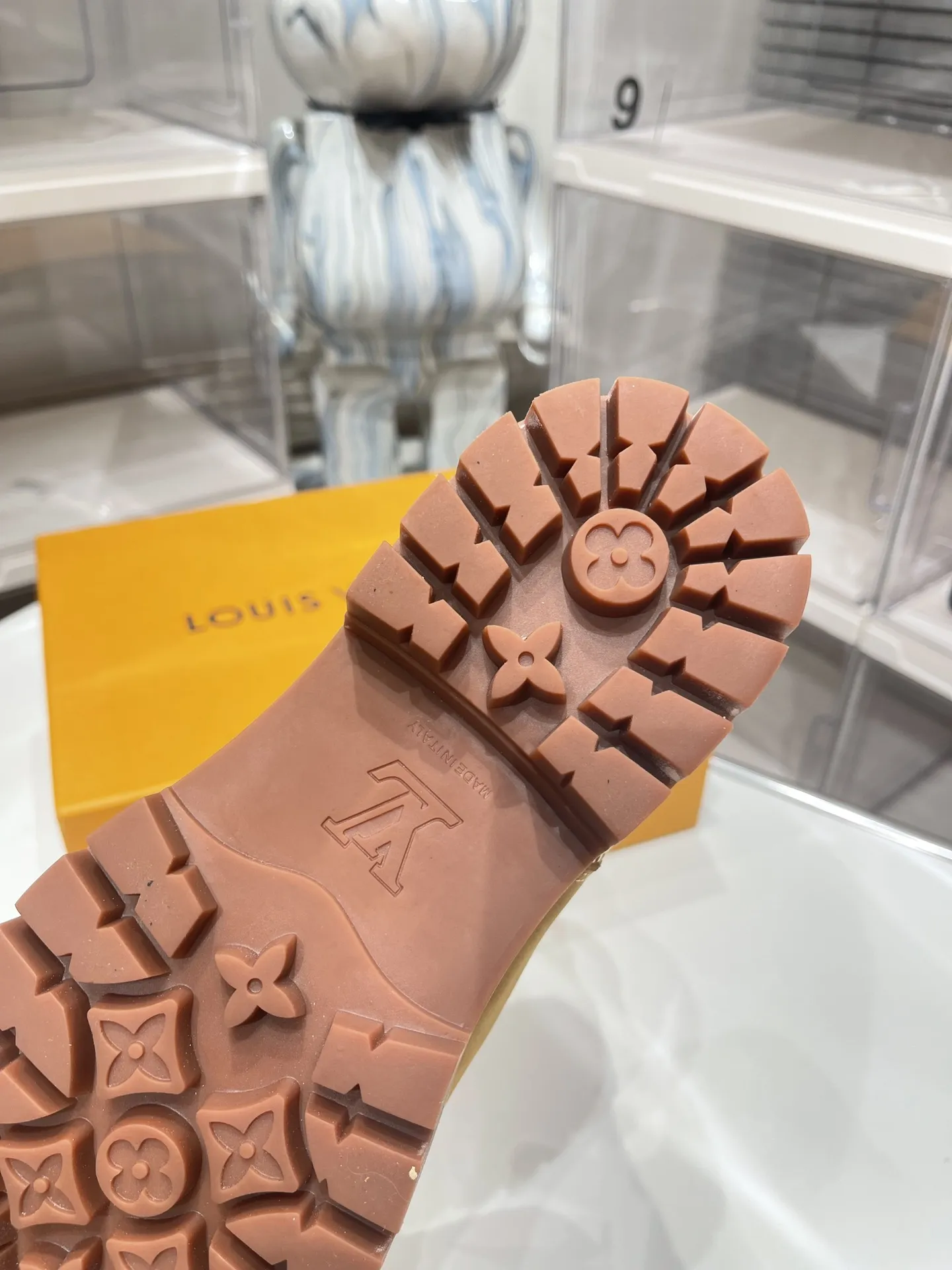 🏆Louis Vuitton x Timberland联名 Via Instagram Lv &sup2;⁰&sup2;4𝐬𝐬 早秋 添柏岚 大黄靴 众多明星上脚 💯多组穿搭 秋冬限定款👊 专柜非常难买这将是引爆早秋的第一款爆版 值得拥有独具时尚潮流领先风格 强烈推荐入手 ✅✅面料：磨砂皮 ✅✅内里：牛皮 ✅✅大底：双色橡胶 ✅✅跟高： 5 cm ✅✅码数：35-45 P 350男码 +20