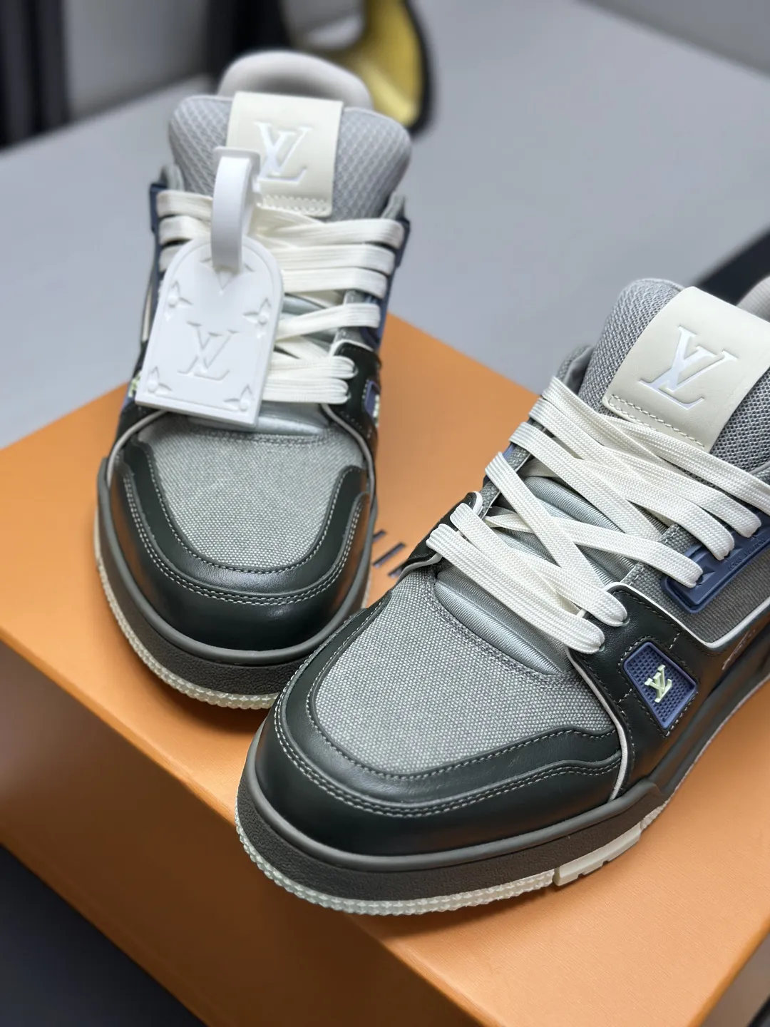 区别市场版本 工厂直销&yen;350💰顶级版本 LV-路易威登-经典走秀新款 空胶工艺&middot;原版1：1开发复刻！！上脚非常舒适 奢侈用料，做工精细，中底印有欧洲制造英文字母 鞋面由意大利进口小牛皮拼接，侧边饰有品牌LOGO标志及签名，最新乳胶垫脚➕网布内里，脚感超舒适。原厂特供原版双色TPU组合大底。套包工艺 固特异缝合锁边 面料:独家定制头层牛皮 配件:独家私模Vuitton 标识， 内里:定制丝滑网里-头层丝绸牛皮内里 大底:TPU组合大底耐磨防滑防黄 垫脚:新款乳胶垫-网纱吸汗 专柜工艺:全电脑针车拉线 鞋头 后套 冷热定型 全套拉帮套楦中低logo花纹 专柜包装 -鞋带 证书 卡片 说明书 合格证 防尘袋 全网最齐包装 女款35-40男款38-46（38/46订做不退换！
