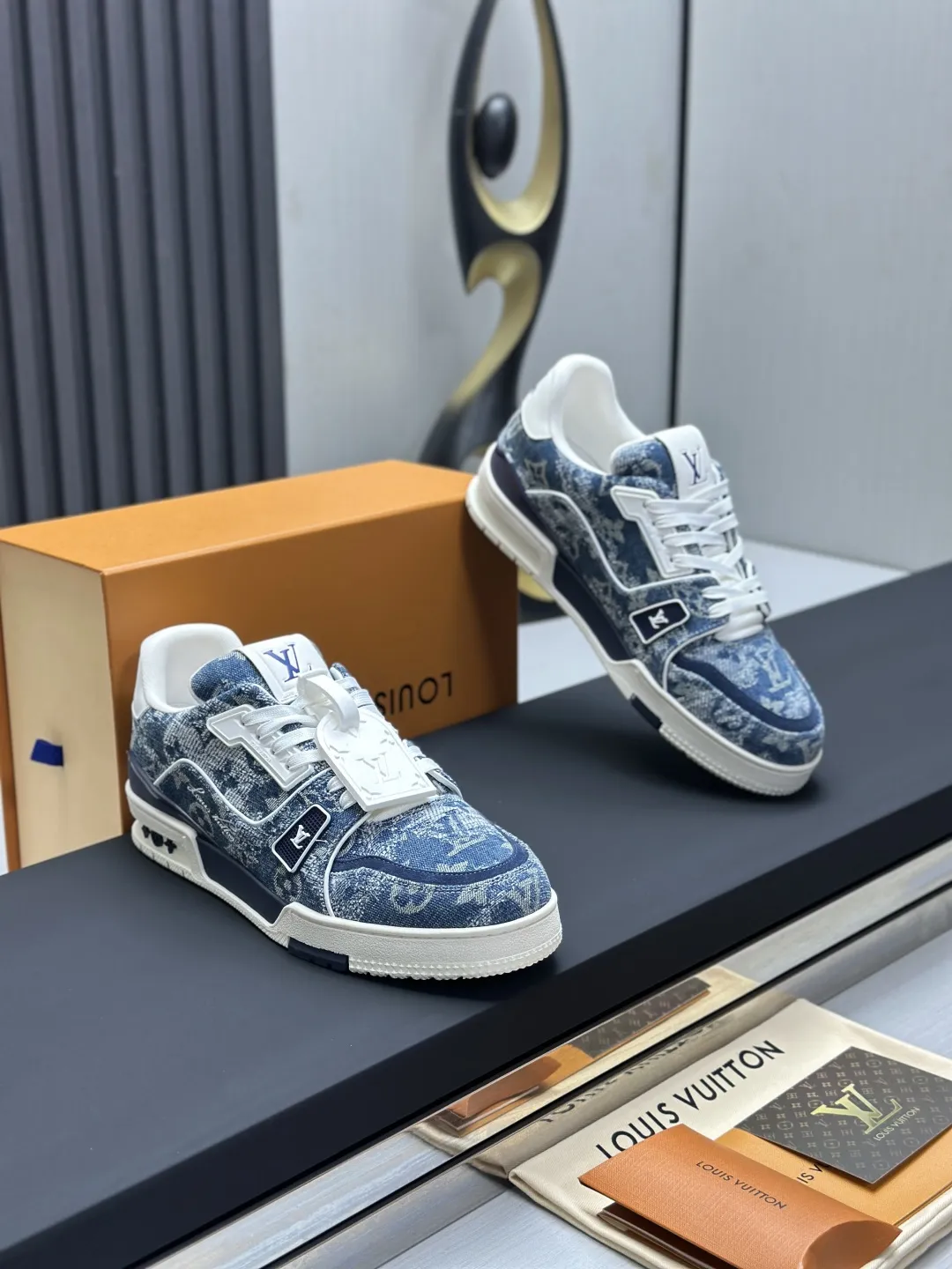 工厂直销¥350💰顶级版本 LV-路易威登-经典走秀新款 空胶工艺·原版1:1开发复刻!!上脚非常舒适 奢侈用料,做工精细,中底印有欧洲制造英文字母 鞋面由意大利进口小牛皮拼接,侧边饰有品牌LOGO标志及签名,最新乳胶垫脚➕网布内里,脚感超舒适。原厂特供原版双色TPU组合大底。套包工艺 固特异缝合锁边 面料:独家定制头层牛皮 配件:独家私模Vuitton 标识, 内里:定制丝滑网里-头层丝绸牛皮内里 大底:TPU组合大底耐磨防滑防黄 垫脚:新款乳胶垫-网纱吸汗 专柜工艺:全电脑针车拉线 鞋头 后套 冷热定型 全套拉帮套楦中低logo花纹 专柜包装 -鞋带 证书 卡片 说明书 合格证 防尘袋 全网最齐包装 女款35-40男款38-46(38/46订做不退换!