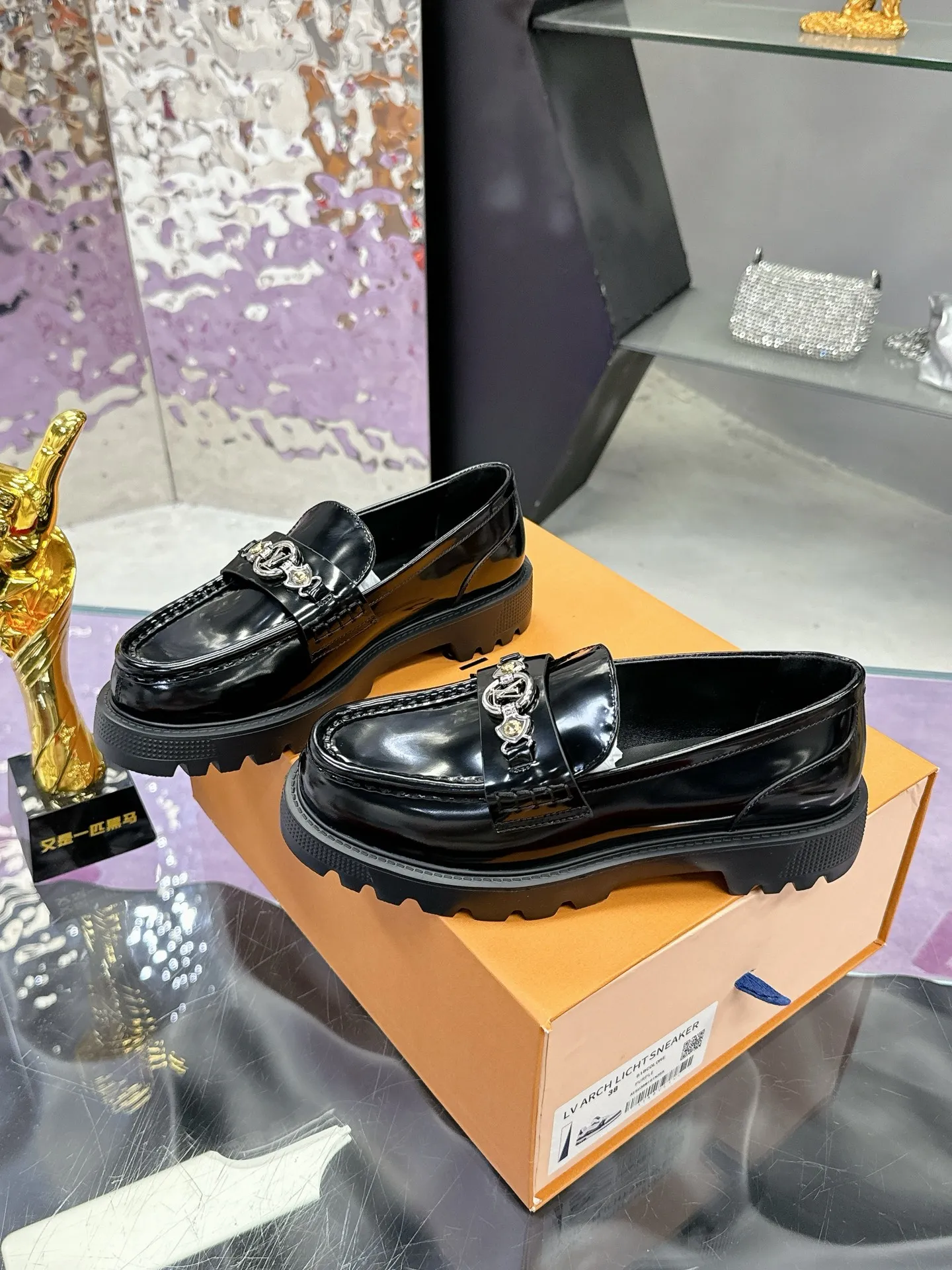 工厂价:320 路易威登 LV 专柜同步系列新款厚底情侣款皮鞋潮气逼人 尽显青春活力,日常穿搭超级抢眼 经典的拱形设计,一向被称之为美腿神器!绝对的人手必备 🌈乐福鞋系列 内里:真羊里💎 鞋面:原版一比一材质牛皮💎 耐穿耐磨 大底:原版开模TPU💎 减震耐磨,回弹力超好,上脚巨显瘦💎 轻盈舒适!增高5cm 💎 Size:女35-40 (40 41定制) ♺全套专柜同步礼盒💝包装💎