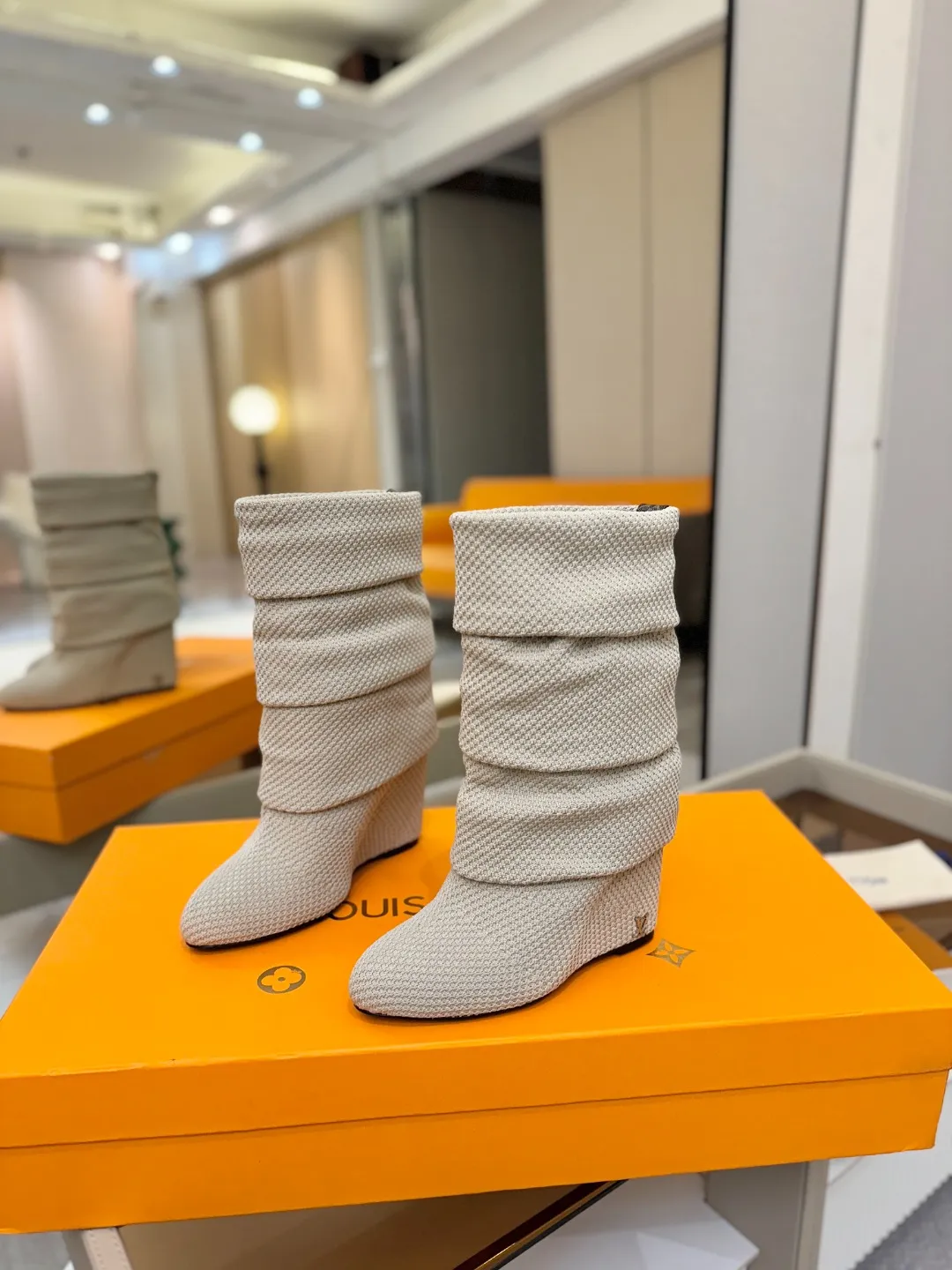 价格：420 代购级！全配套包装 ⚠️首家私膜1:1开发⚠️完美呈现 这款Summer中高楔跟靴子亮相 路易威登 女装时装展，设计采用特别制作的珠地针织布打造，创作灵感源自迪斯科时期。高楔跟饰有LV首字母标志饰钉，造型更显从容优雅。 ♺材料：织布 ♺ 内里: 进口羊皮 ♺ 垫脚:羊皮 ♺ 大底：意大利真皮大底 ♺ 跟高：9cm ♺ 鞋码: 35-42(40.41.42定做不退换)