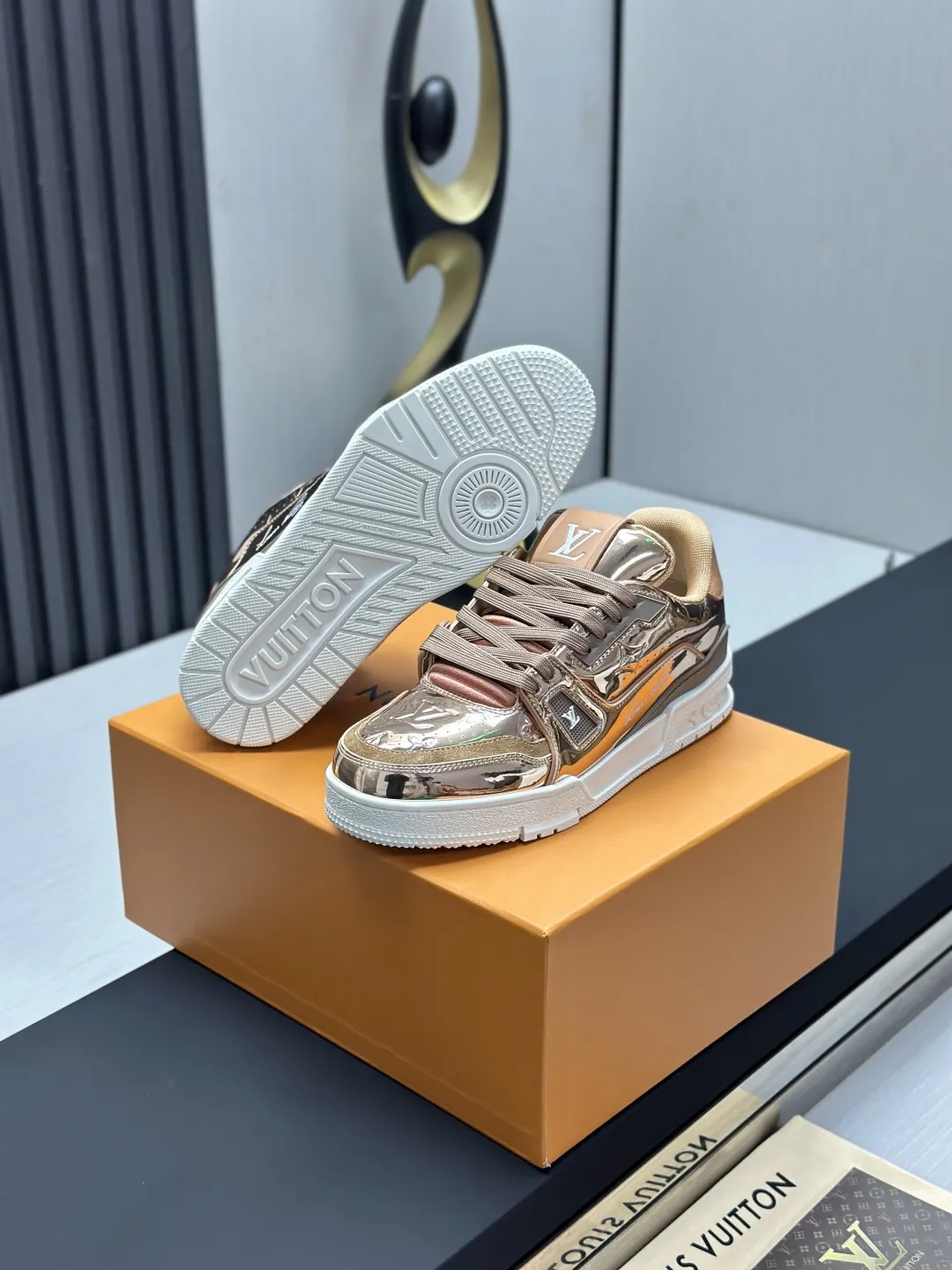 区别市场版本 工厂直销¥350💰顶级版本 LV-路易威登-经典走秀新款 空胶工艺·原版1:1开发复刻!!上脚非常舒适 奢侈用料,做工精细,中底印有欧洲制造英文字母 鞋面由意大利进口小牛皮拼接,侧边饰有品牌LOGO标志及签名,最新乳胶垫脚➕网布内里,脚感超舒适。原厂特供原版双色TPU组合大底。套包工艺 固特异缝合锁边 面料:独家定制头层牛皮 配件:独家私模Vuitton 标识, 内里:定制丝滑网里-头层丝绸牛皮内里 大底:TPU组合大底耐磨防滑防黄 垫脚:新款乳胶垫-网纱吸汗 专柜工艺:全电脑针车拉线 鞋头 后套 冷热定型 全套拉帮套楦中低logo花纹 专柜包装 -鞋带 证书 卡片 说明书 合格证 防尘袋 全网最齐包装 女款35-40男款38-46(38/46订做不退换!