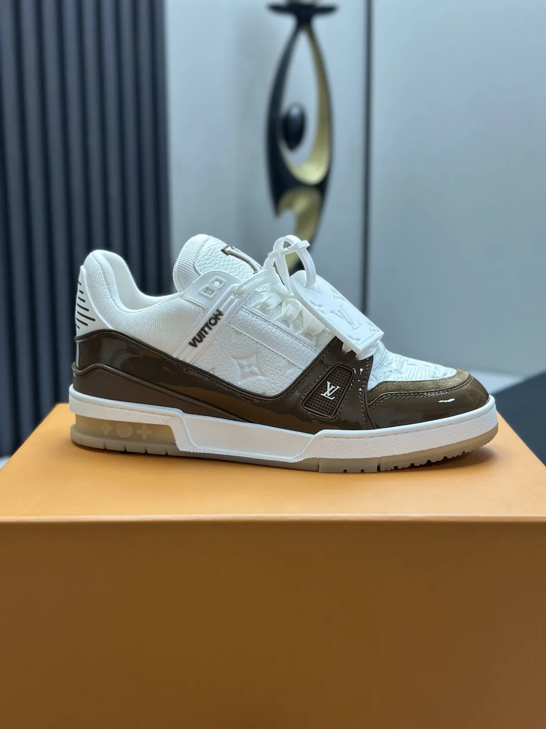 区别市场版本 工厂直销¥350💰顶级版本 LV-路易威登-经典走秀新款 空胶工艺·原版1:1开发复刻!!上脚非常舒适 奢侈用料,做工精细,中底印有欧洲制造英文字母 鞋面由意大利进口小牛皮拼接,侧边饰有品牌LOGO标志及签名,最新乳胶垫脚➕网布内里,脚感超舒适。原厂特供原版双色TPU组合大底。套包工艺 固特异缝合锁边 面料:独家定制头层牛皮 配件:独家私模Vuitton 标识, 内里:定制丝滑网里-头层丝绸牛皮内里 大底:TPU组合大底耐磨防滑防黄 垫脚:新款乳胶垫-网纱吸汗 专柜工艺:全电脑针车拉线 鞋头 后套 冷热定型 全套拉帮套楦中低logo花纹 专柜包装 -鞋带 证书 卡片 说明书 合格证 防尘袋 全网最齐包装 女款35-40男款38-46(38/46订做不退换!