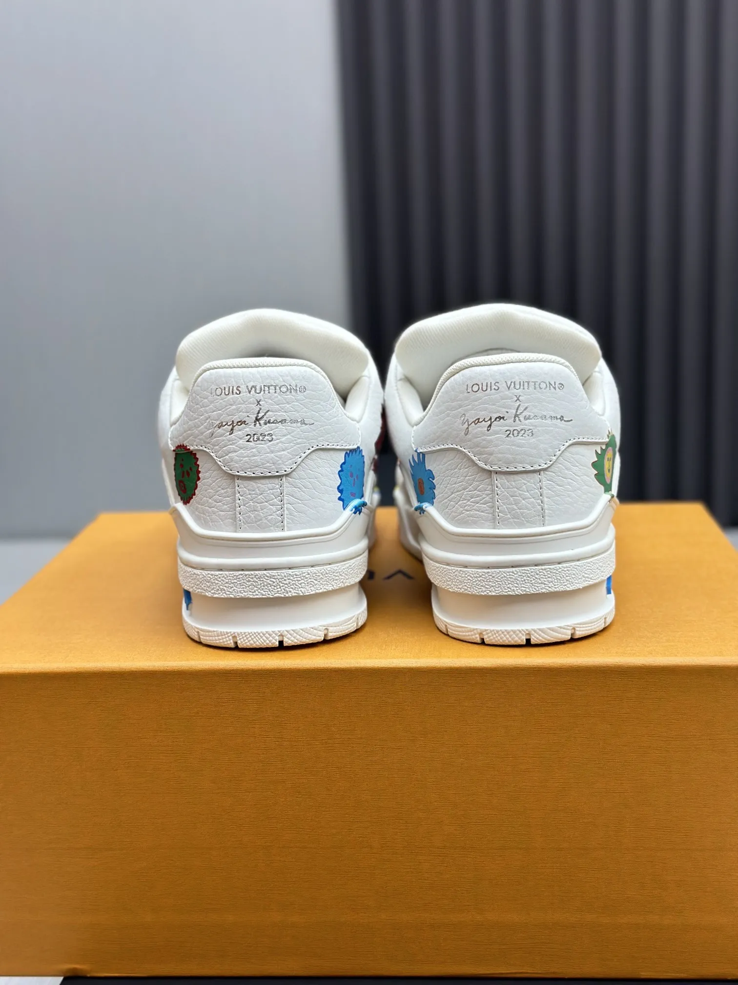 出厂价&yen;350💰🔥（莞产代购级）情侣款🔥东莞高端货源 代购级版本 LV-路易-威登走秀新款 原版1：1开发复刻！！上脚非常舒适 奢侈用料，做工精细 鞋面由意大利进口小牛皮拼接，侧边饰有品牌LOGO标志及签名，牛皮垫脚➕网布内里，脚感超舒适。原厂特供原版双色TPU组合大底。套包工艺 固特异缝合锁边 size：35-45标准码