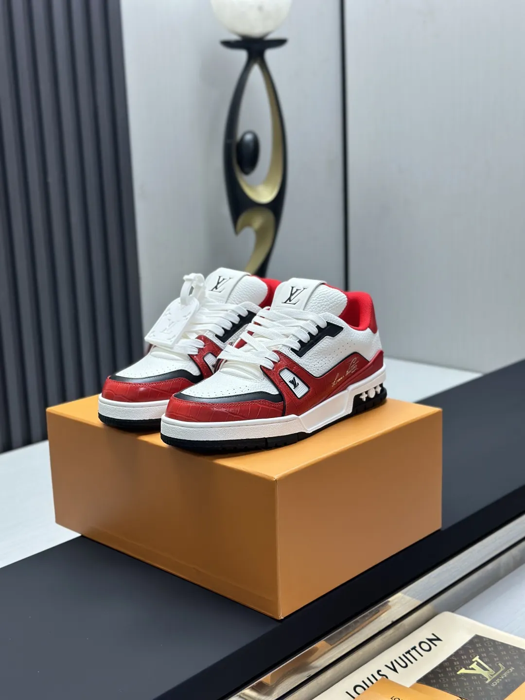 工厂直销&yen;350💰顶级版本 LV-路易威登-经典走秀新款 空胶工艺&middot;原版1：1开发复刻！！上脚非常舒适 奢侈用料，做工精细，中底印有欧洲制造英文字母 鞋面由意大利进口小牛皮拼接，侧边饰有品牌LOGO标志及签名，最新乳胶垫脚➕网布内里，脚感超舒适。原厂特供原版双色TPU组合大底。套包工艺 固特异缝合锁边 面料:独家定制头层牛皮 配件:独家私模Vuitton 标识， 内里:定制丝滑网里-头层丝绸牛皮内里 大底:TPU组合大底耐磨防滑防黄 垫脚:新款乳胶垫-网纱吸汗 专柜工艺:全电脑针车拉线 鞋头 后套 冷热定型 全套拉帮套楦中低logo花纹 专柜包装 -鞋带 证书 卡片 说明书 合格证 防尘袋 全网最齐包装 女款35-40男款38-46（38/46订做不退换！