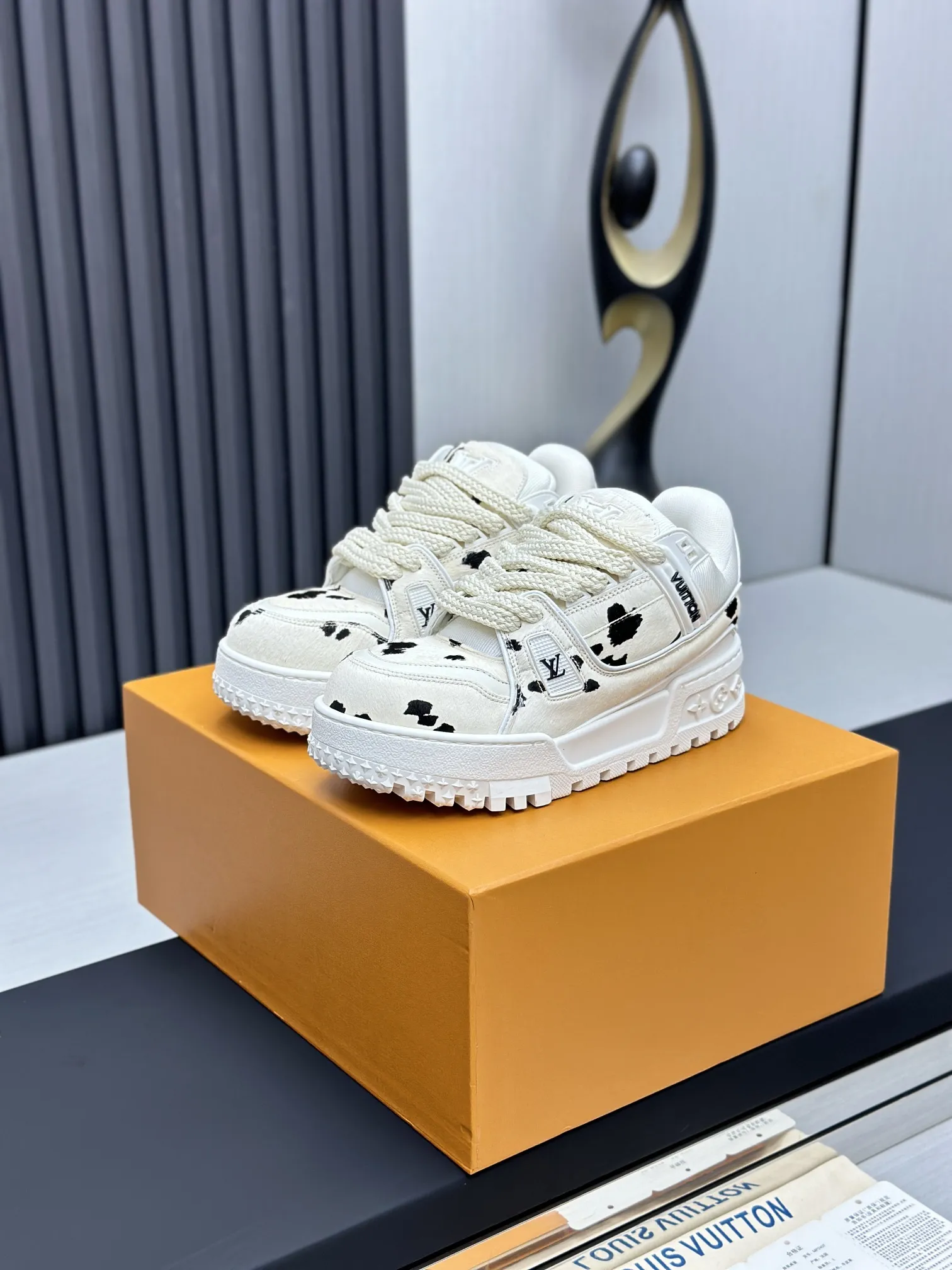 工厂价&yen;350💰顶级版本 （胖丁）LV-路易威登-经典走秀新款 空胶工艺&middot;原版1：1开发复刻！！上脚非常舒适 奢侈用料，做工精细，中底印有欧洲制造英文字母 鞋面由意大利进口小牛皮拼接，侧边饰有品牌LOGO标志及签名，最新乳胶垫脚➕网布内里，脚感超舒适。原厂特供原版双色TPU组合大底。套包工艺 固特异缝合锁边 面料:独家定制头层牛皮 配件:独家私模Vuitton 标识， 内里:定制丝滑网里-头层丝绸牛皮内里 大底:TPU组合大底耐磨防滑防黄 垫脚:新款乳胶垫-网纱吸汗 专柜工艺:全电脑针车拉线 鞋头 后套 冷热定型 全套拉帮套楦中低logo花纹 专柜包装 -鞋带 证书 卡片 说明书 合格证 防尘袋 全网最齐包装 女款35-40男款38-46（38/46订做不退换！