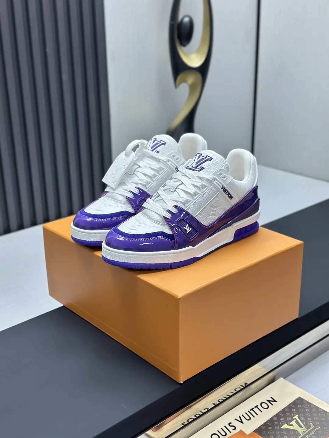 区别市场版本 工厂直销¥350💰顶级版本 LV-路易威登-经典走秀新款 空胶工艺·原版1:1开发复刻!!上脚非常舒适 奢侈用料,做工精细,中底印有欧洲制造英文字母 鞋面由意大利进口小牛皮拼接,侧边饰有品牌LOGO标志及签名,最新乳胶垫脚➕网布内里,脚感超舒适。原厂特供原版双色TPU组合大底。套包工艺 固特异缝合锁边 面料:独家定制头层牛皮 配件:独家私模Vuitton 标识, 内里:定制丝滑网里-头层丝绸牛皮内里 大底:TPU组合大底耐磨防滑防黄 垫脚:新款乳胶垫-网纱吸汗 专柜工艺:全电脑针车拉线 鞋头 后套 冷热定型 全套拉帮套楦中低logo花纹 专柜包装 -鞋带 证书 卡片 说明书 合格证 防尘袋 全网最齐包装 女款35-40男款38-46(38/46订做不退换!