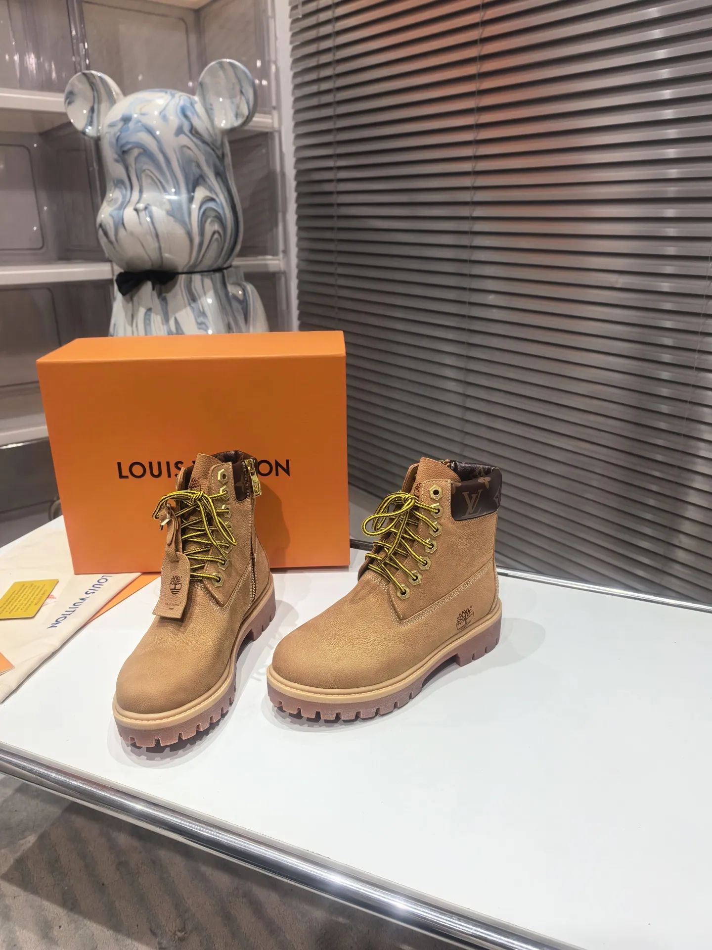 🏆Louis Vuitton x Timberland联名 Via Instagram Lv ²⁰²4𝐬𝐬 早秋 添柏岚 大黄靴 众多明星上脚 💯多组穿搭 秋冬限定款👊 专柜非常难买这将是引爆早秋的第一款爆版 值得拥有独具时尚潮流领先风格 强烈推荐入手 ✅✅面料:磨砂皮 ✅✅内里:牛皮 ✅✅大底:双色橡胶 ✅✅跟高: 5 cm ✅✅码数:35-45 P 350男码 +20