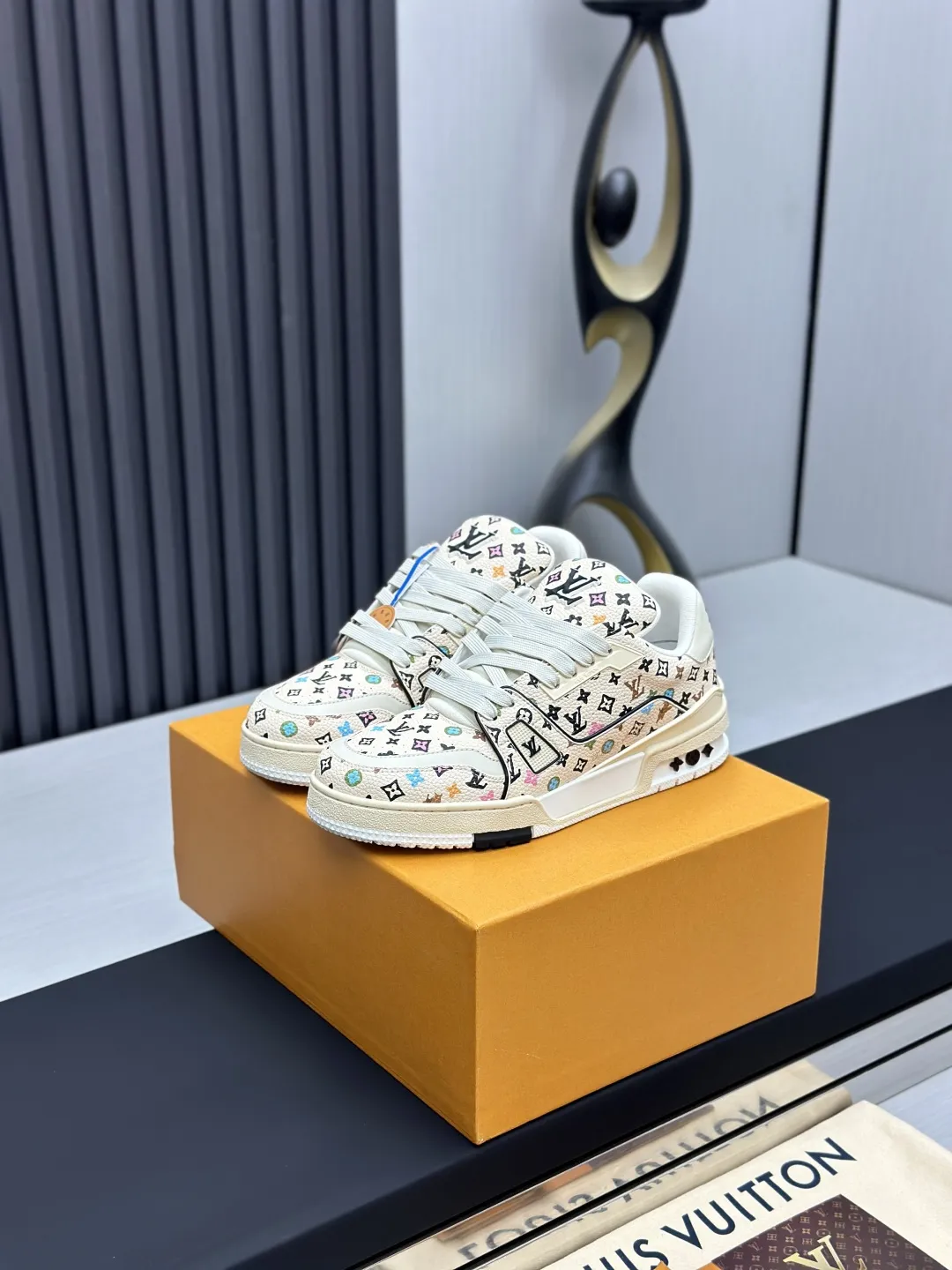 出厂价&yen;350💰🔥（莞产代购级）情侣款🔥东莞高端货源 代购级版本 LV-路易-威登走秀新款 原版1：1开发复刻！！上脚非常舒适 奢侈用料，做工精细 鞋面由意大利进口小牛皮拼接，侧边饰有品牌LOGO标志及签名，牛皮垫脚➕网布内里，脚感超舒适。原厂特供原版双色TPU组合大底。套包工艺 固特异缝合锁边 size：35-45标准码